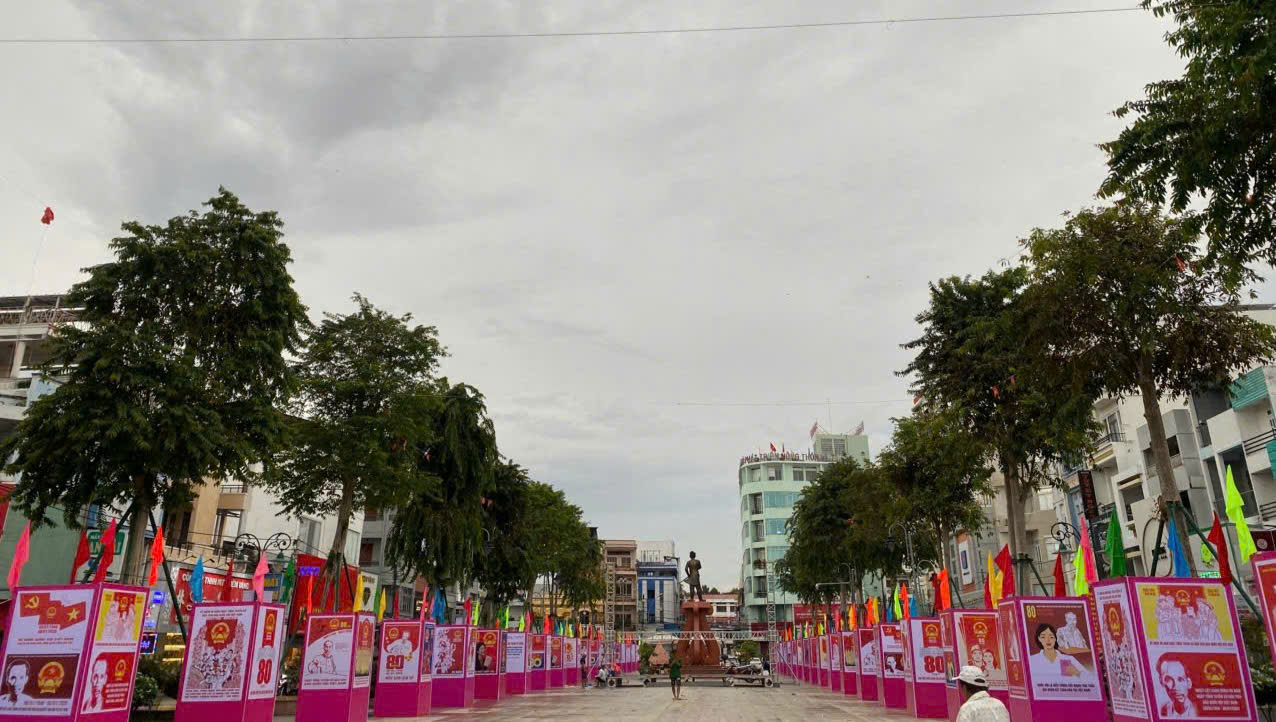 Bộ Văn hóa, Thể thao và Du lịch khai mạc triển lãm tranh cổ động tấm lớn tại An Giang- Ảnh 4. Bộ Văn hóa, Thể thao và Du lịch khai mạc triển lãm tranh cổ động tấm lớn tại An Giang- Ảnh 4.