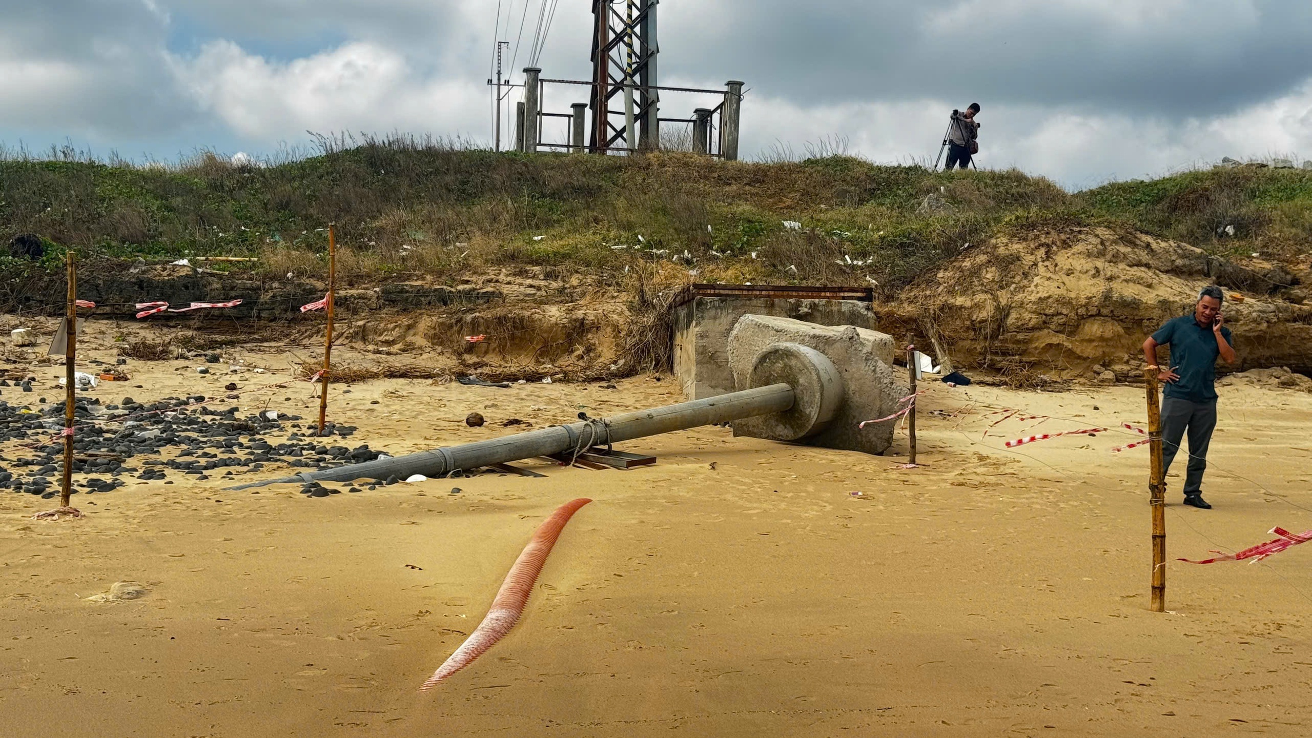 Cáp ngầm đường điện 22kV ra đảo Lý Sơn bị sóng đánh lộ thiên, tiềm ẩn nguy cơ mất an toàn- Ảnh 1.