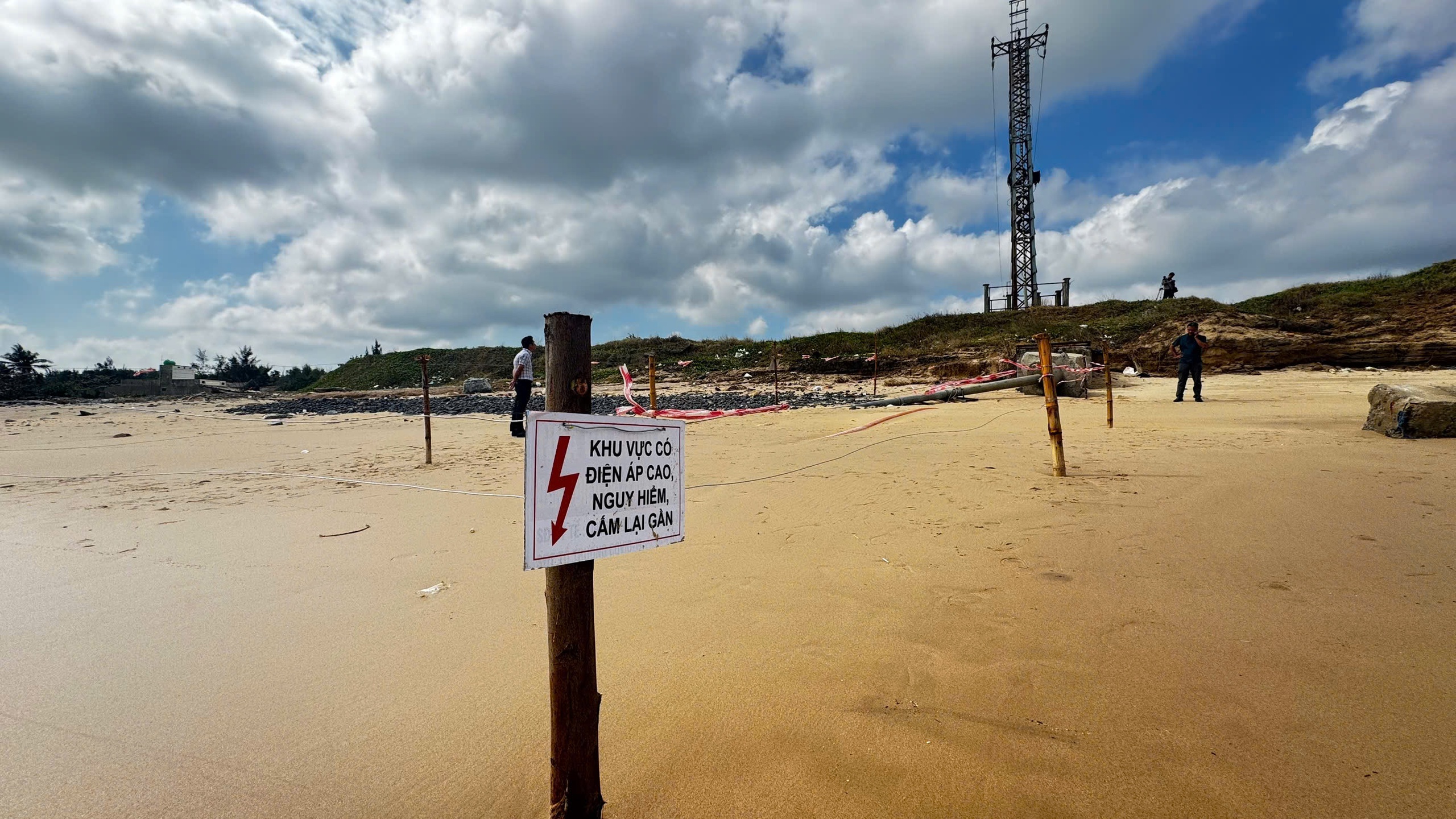 Cáp ngầm đường điện 22kV ra đảo Lý Sơn bị sóng đánh lộ thiên, tiềm ẩn nguy cơ mất an toàn- Ảnh 2.