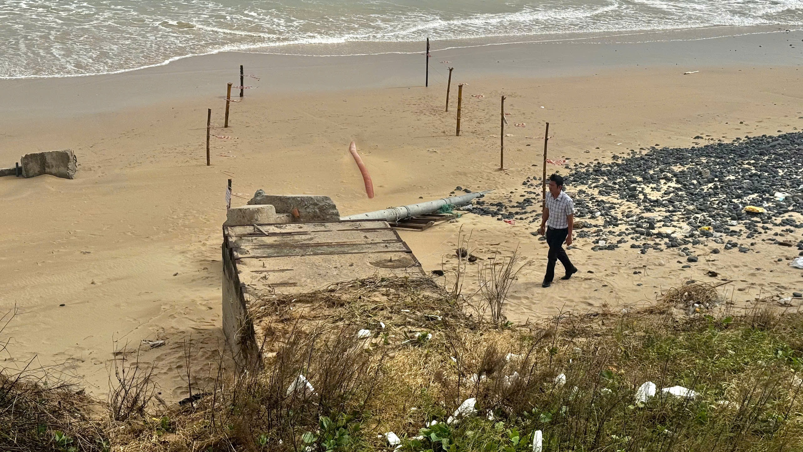 Cáp ngầm đường điện 22kV ra đảo Lý Sơn bị sóng đánh lộ thiên, tiềm ẩn nguy cơ mất an toàn- Ảnh 3.