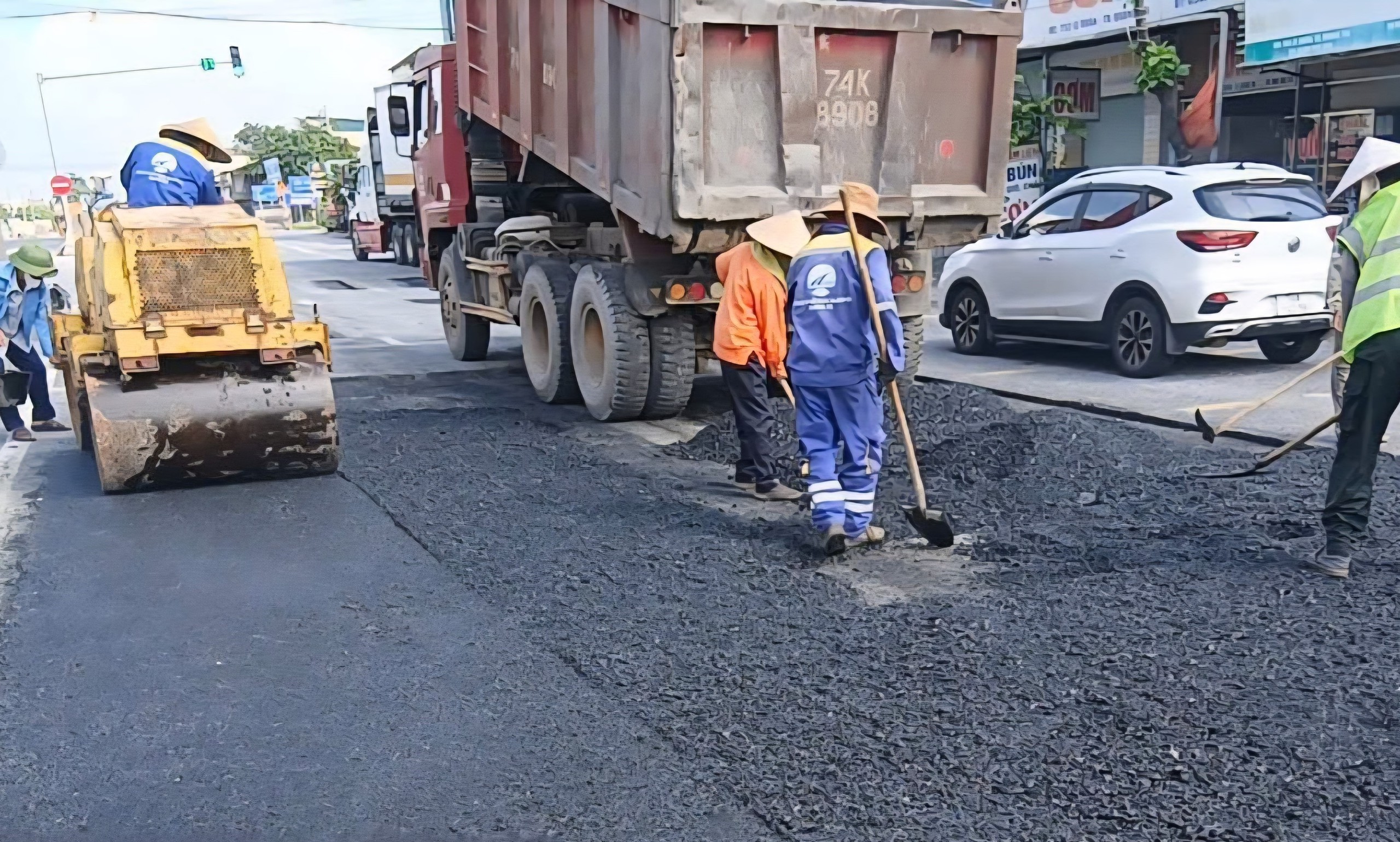Khắc phục hư hỏng mặt đường quốc lộ 1 đoạn qua Quảng Trị, xe cộ đã lưu thông tốt- Ảnh 1.