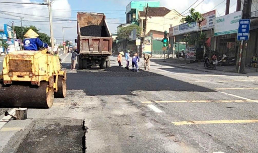 Khắc phục hư hỏng mặt đường quốc lộ 1 đoạn qua Quảng Trị, xe cộ đã lưu thông tốt- Ảnh 4.