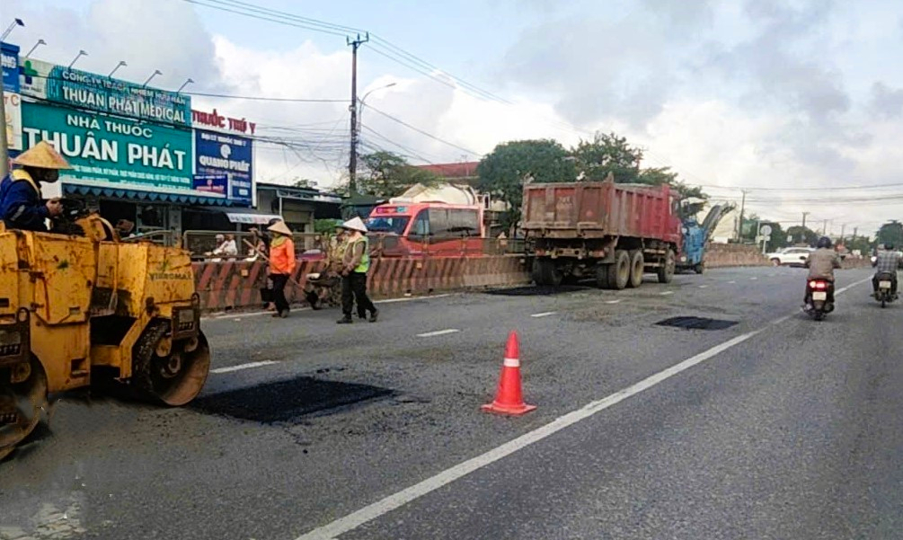Khắc phục hư hỏng mặt đường quốc lộ 1 đoạn qua Quảng Trị, xe cộ đã lưu thông tốt- Ảnh 2.