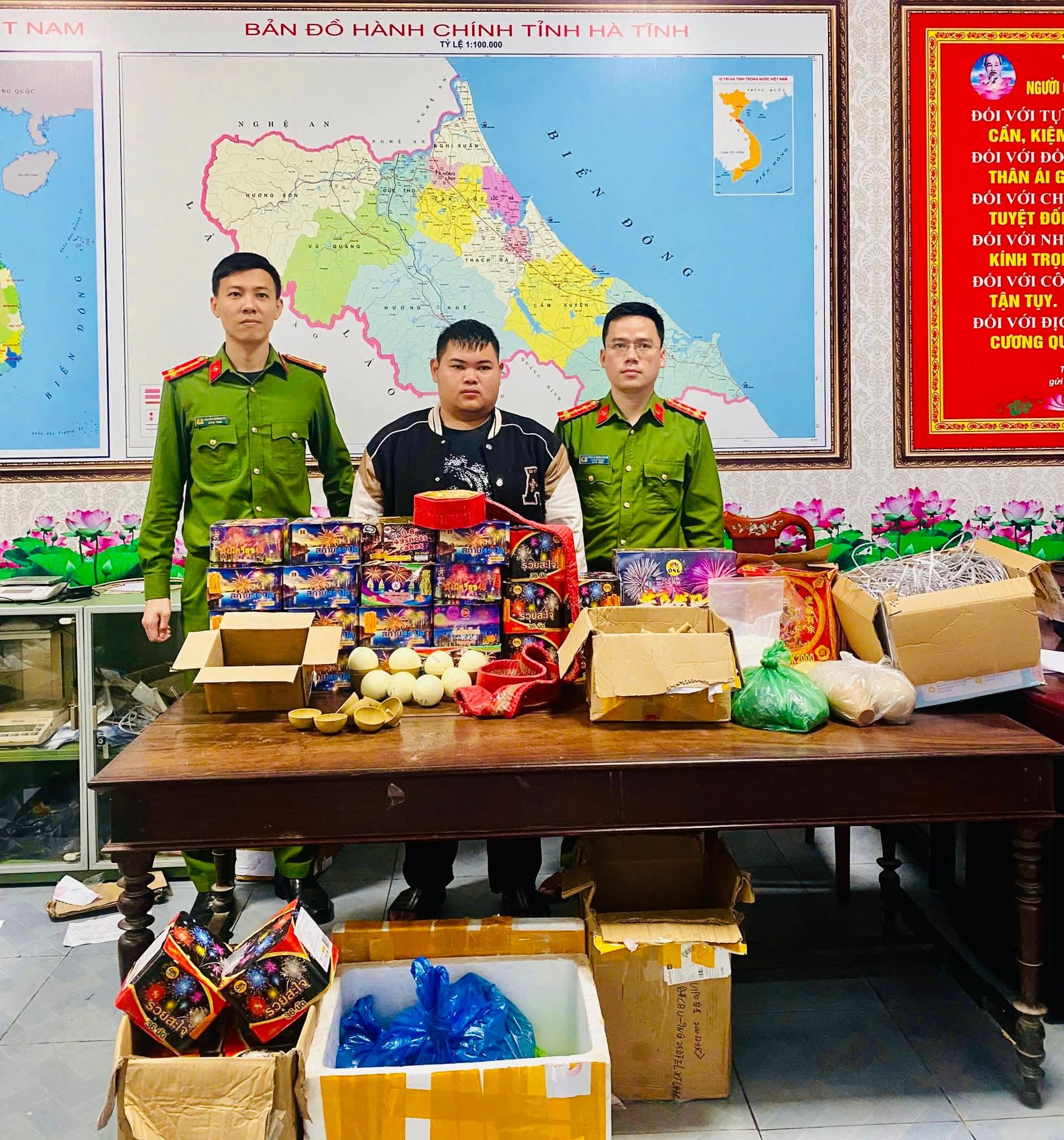 Công an Hà Tĩnh bắt giữ nhóm đối tượng rao bán 7 tấn pháo trên mạng xã hội- Ảnh 3.