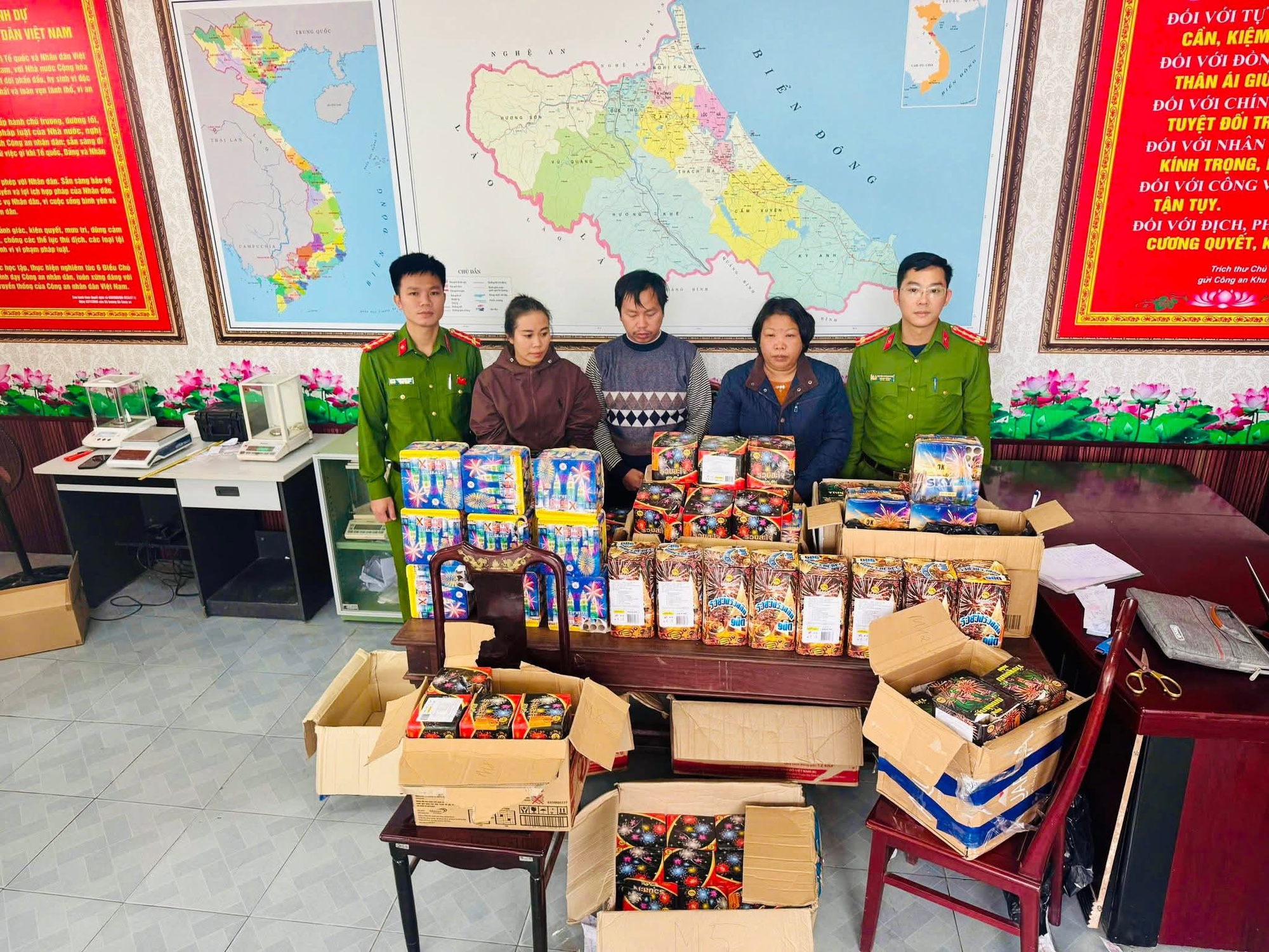 Công an Hà Tĩnh bắt giữ nhóm đối tượng rao bán 7 tấn pháo trên mạng xã hội- Ảnh 2.