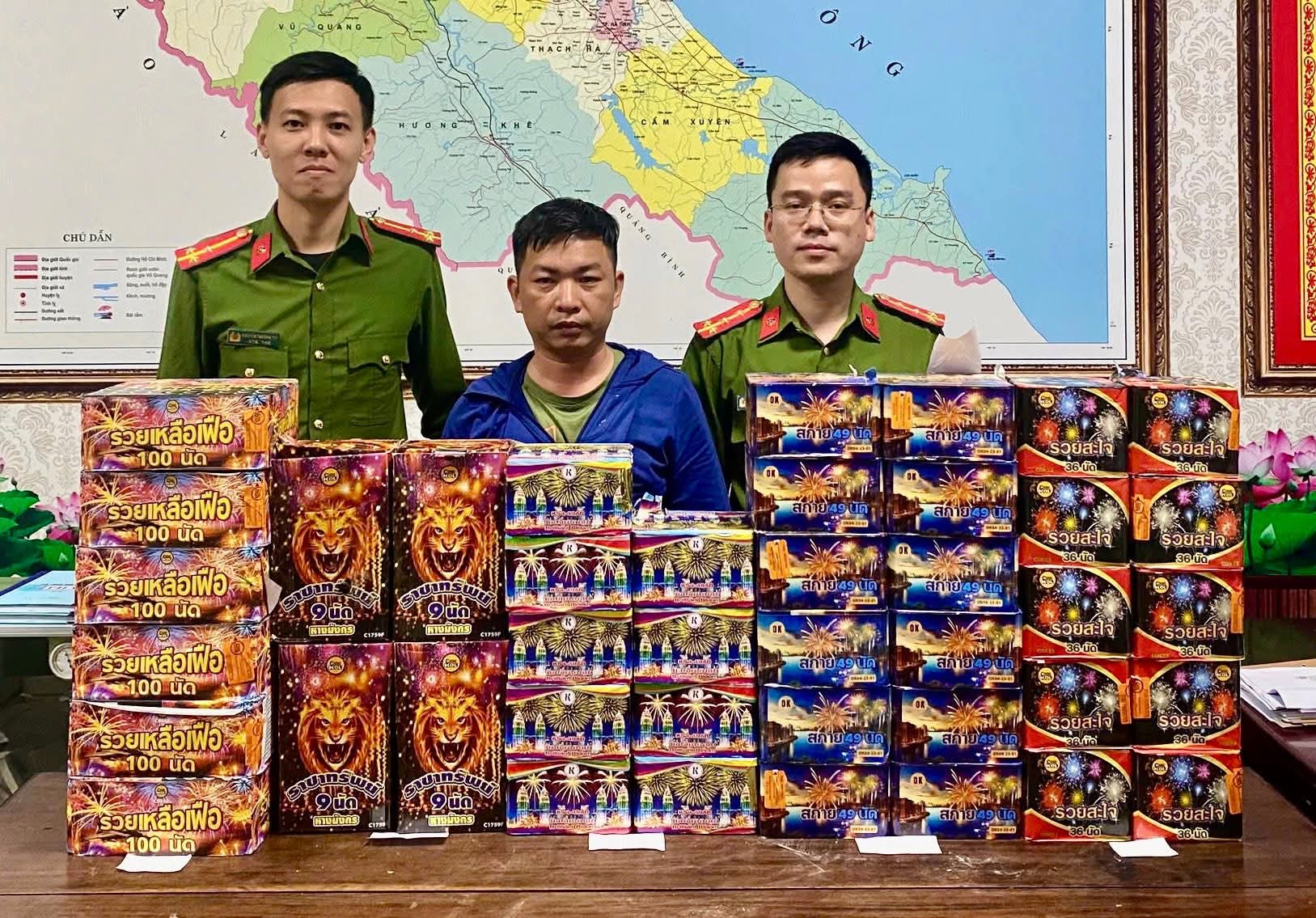 Công an Hà Tĩnh bắt giữ nhóm đối tượng rao bán 7 tấn pháo trên mạng xã hội- Ảnh 4.