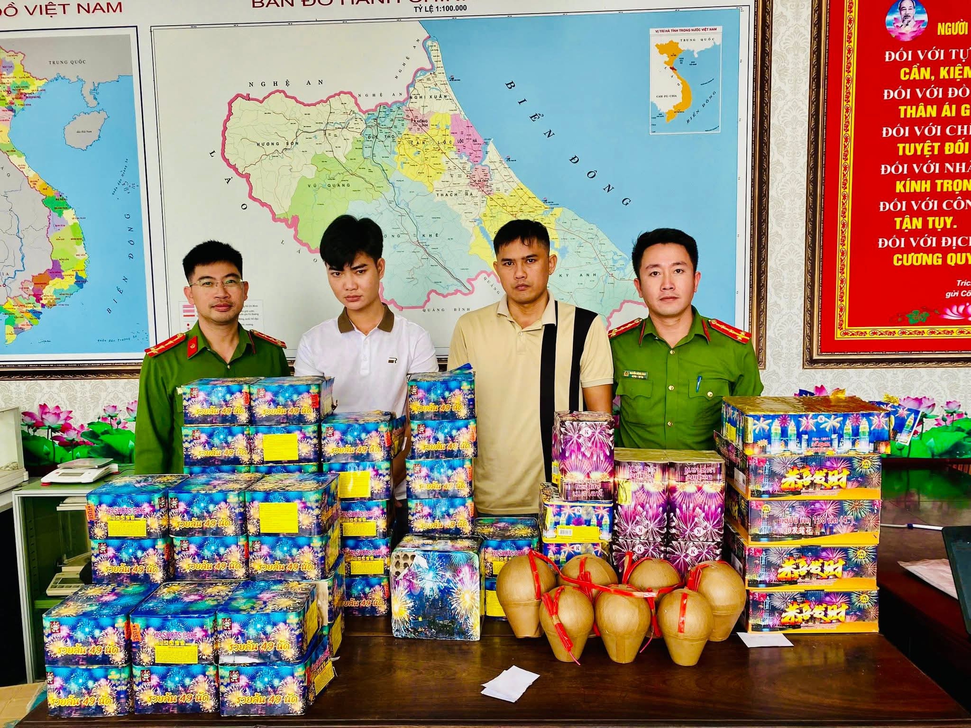 Công an Hà Tĩnh bắt giữ nhóm đối tượng rao bán 7 tấn pháo trên mạng xã hội- Ảnh 5.