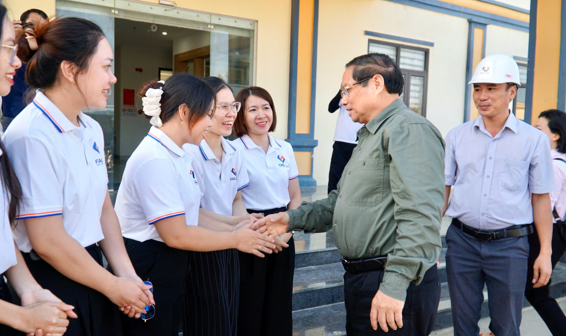 Thủ tướng Phạm Minh Chính: Khẩn trương phục hồi sản xuất, ổn định đời sống sau bão số 13- Ảnh 2.