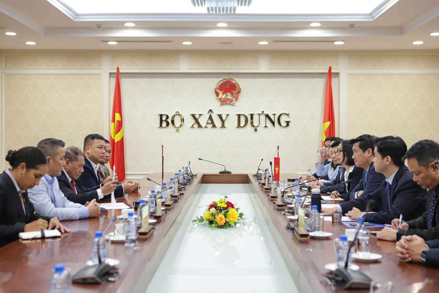 Việt Nam và Solomon tăng cường hợp tác trong sản xuất vật liệu xây dựng- Ảnh 3. Toàn cảnh buổi làm việc giữa Thứ trưởng Nguyễn Tường Văn cùng Bộ trưởng Bộ Ngoại giao và Ngoại thương Solomon.JPG