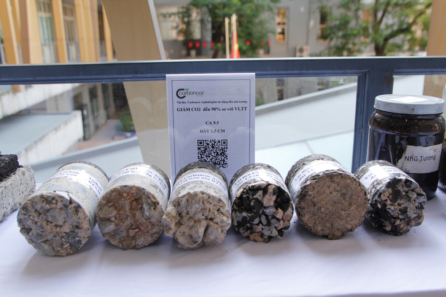 Carboncor asphalt có nhiều ưu điểm so với vật liệu xây dựng truyền thống.JPG
