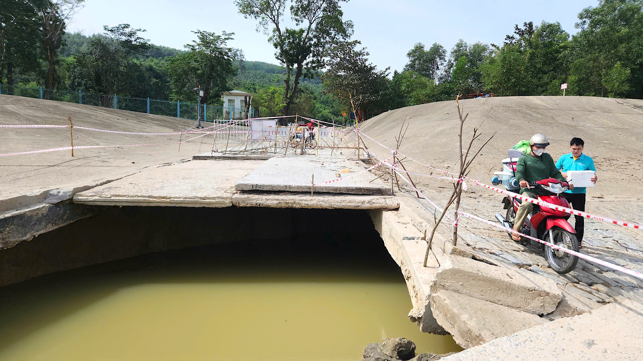 Một tuần sau bão lũ, nhiều tuyến đường ở Quảng Ngãi vẫn bị chia cắt do sạt lở- Ảnh 1.