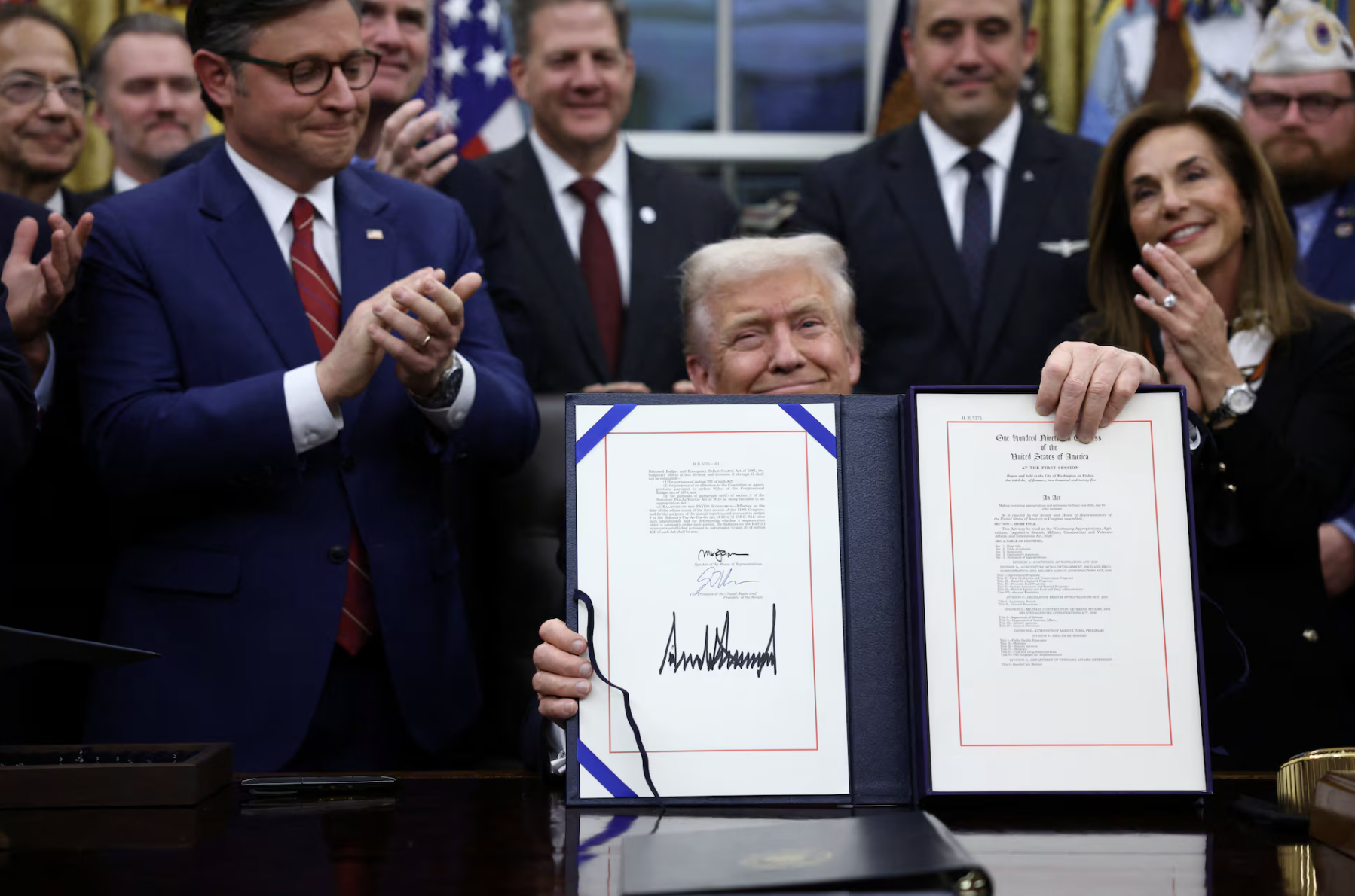 Ông Trump ký dự luật ngân sách, chấm dứt đợt đóng cửa chính phủ dài nhất lịch sử Mỹ- Ảnh 1. Ông Trump ký dự luật ngân sách, chấm dứt đợt đóng cửa chính phủ dài nhất lịch sử Mỹ- Ảnh 1.