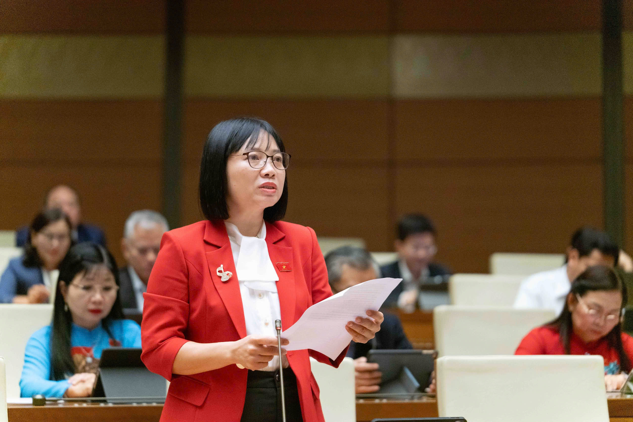 ĐBQH: Kiểm soát chặt viên chức làm ngoài để ngăn ngừa rủi ro- Ảnh 1.