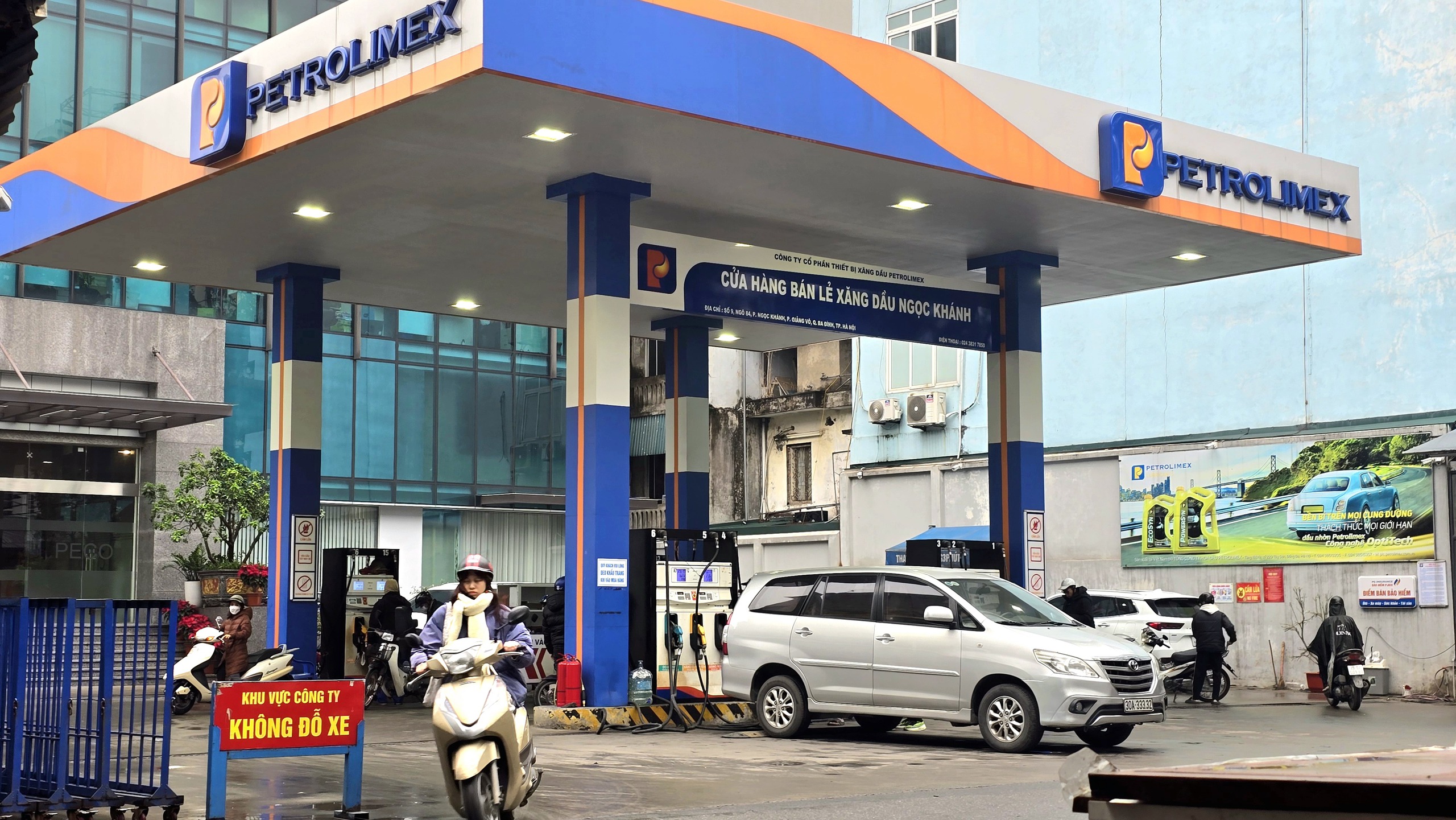 Xăng dầu tăng giá, RON 95 vượt 20.500 đồng/lít- Ảnh 1.