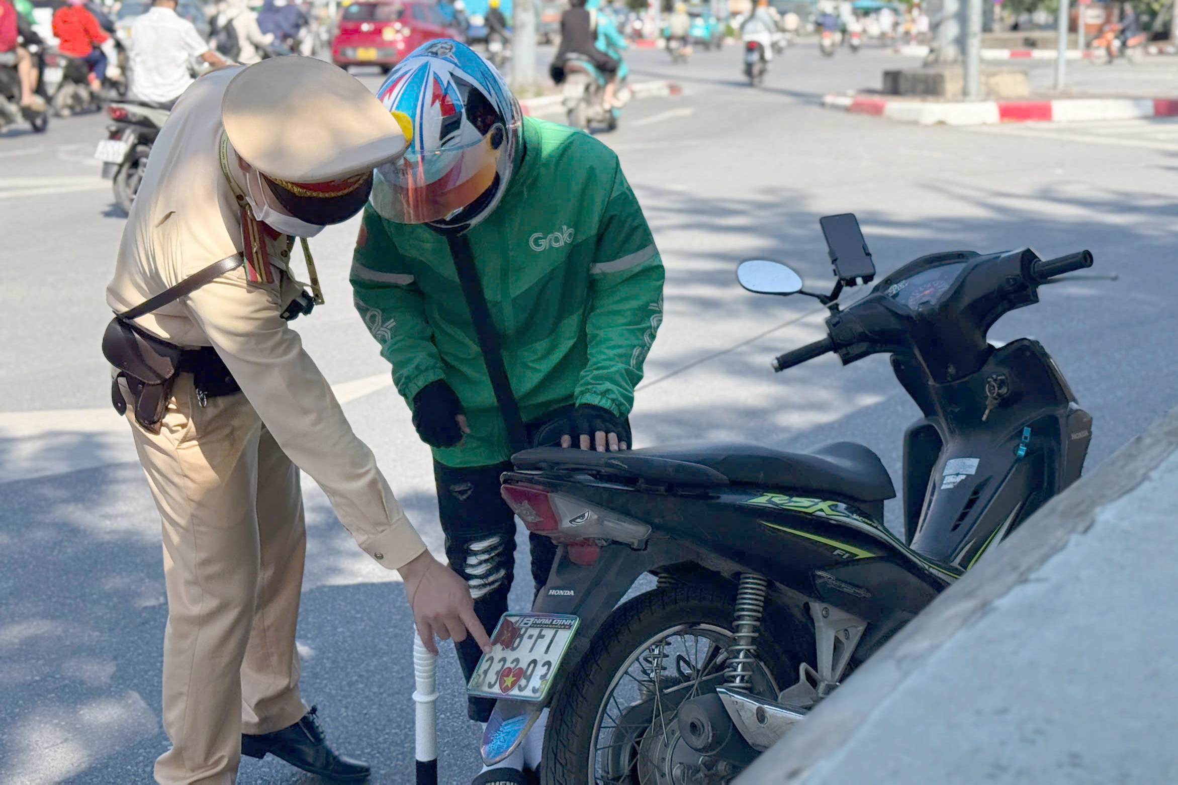 Hà Nội: Nửa ngày, xử phạt 84 tài xế dùng điện thoại khi đi xe máy- Ảnh 1.