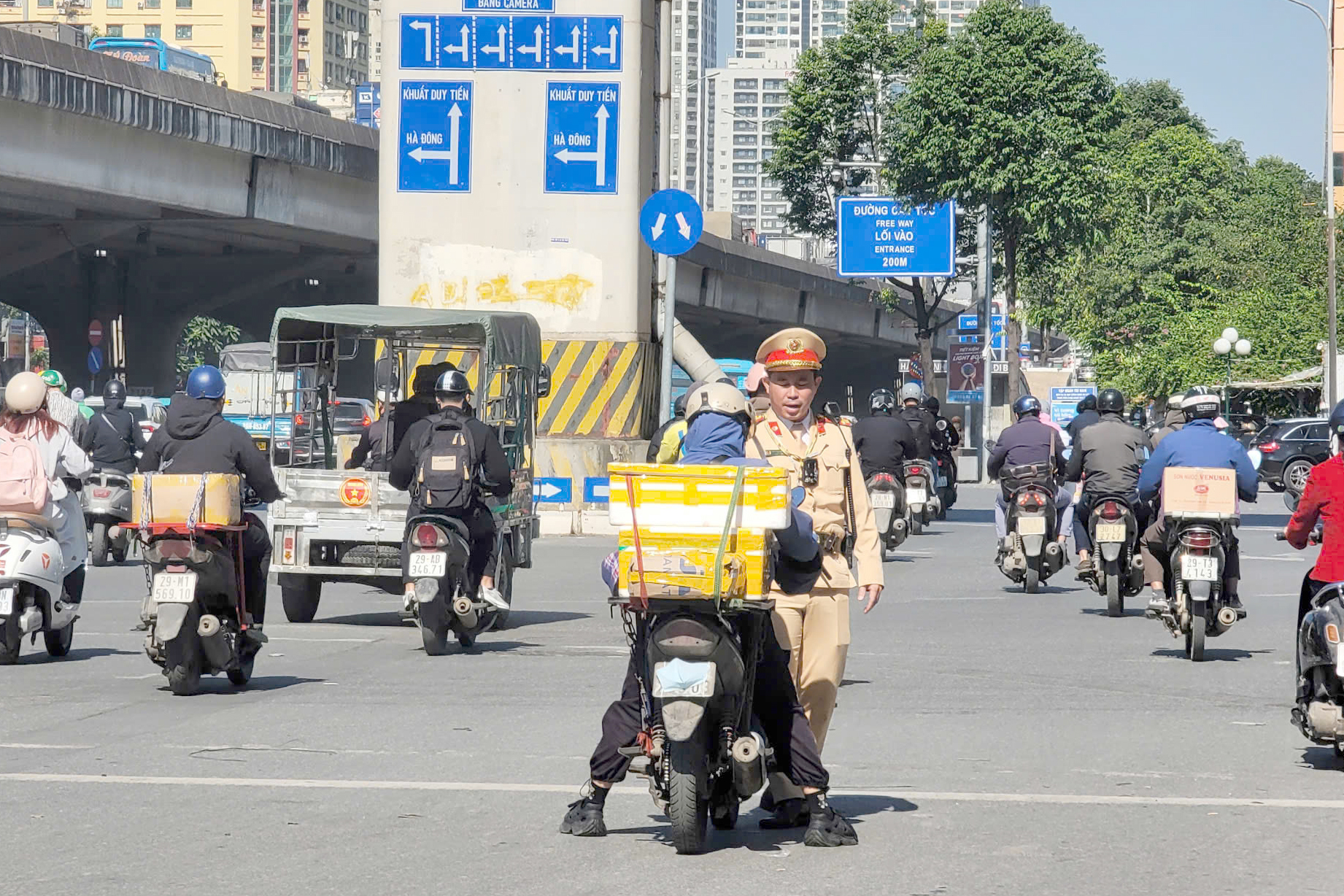 Hà Nội: Nửa ngày, xử phạt 84 tài xế dùng điện thoại khi đi xe máy- Ảnh 7.