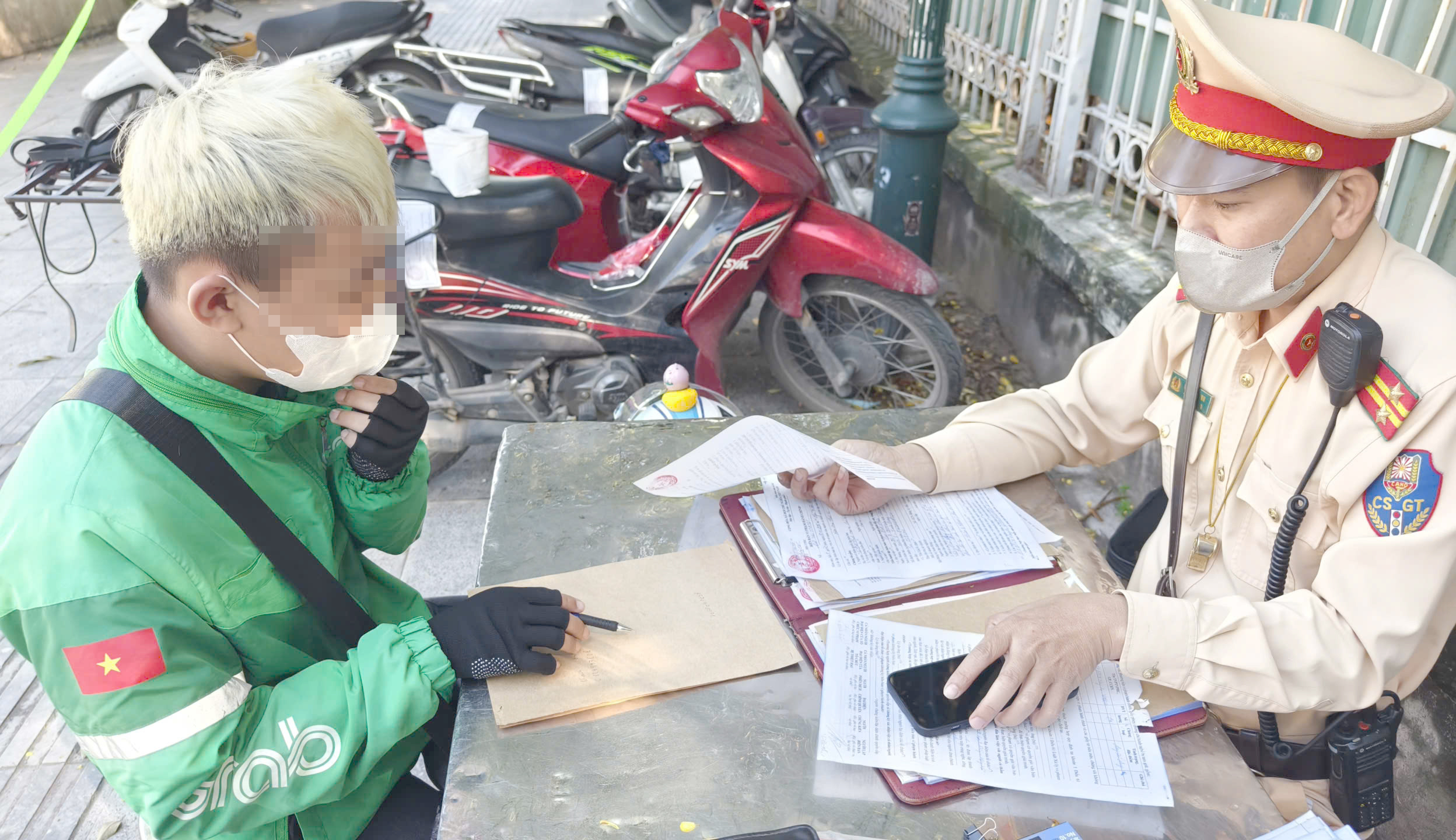 Hà Nội: Nửa ngày, xử phạt 84 tài xế dùng điện thoại khi đi xe máy- Ảnh 9.