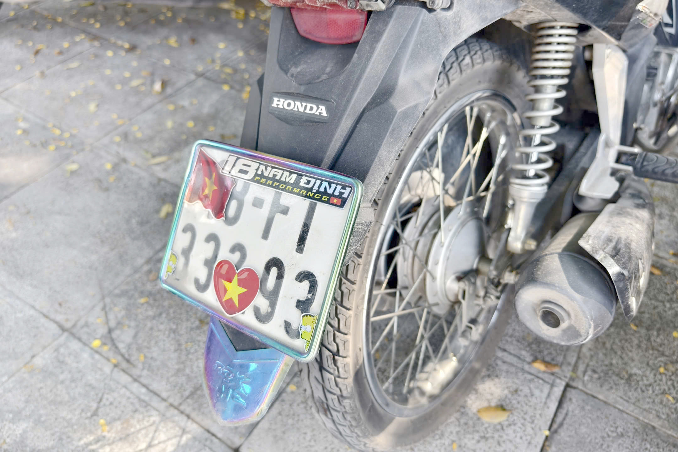 Hà Nội: Nửa ngày, xử phạt 84 tài xế dùng điện thoại khi đi xe máy- Ảnh 10.