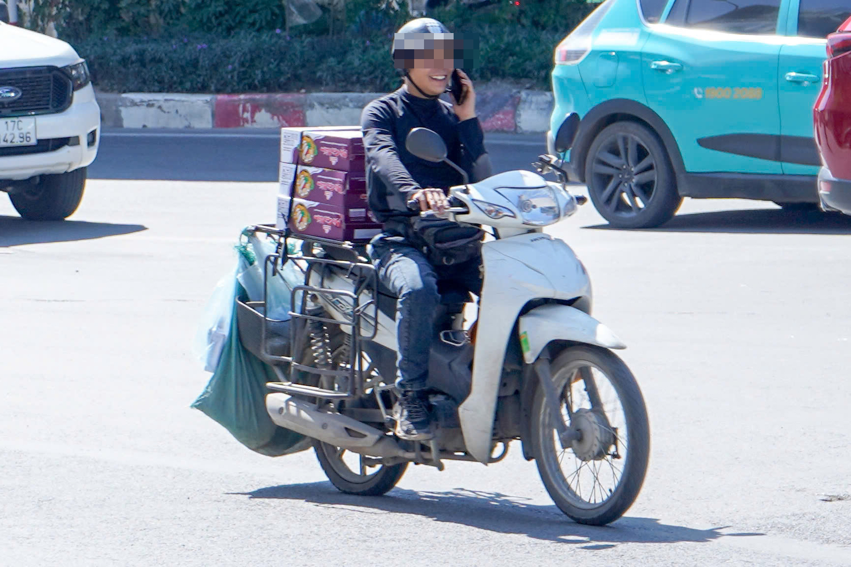 Hà Nội: Nửa ngày, xử phạt 84 tài xế dùng điện thoại khi đi xe máy- Ảnh 4.