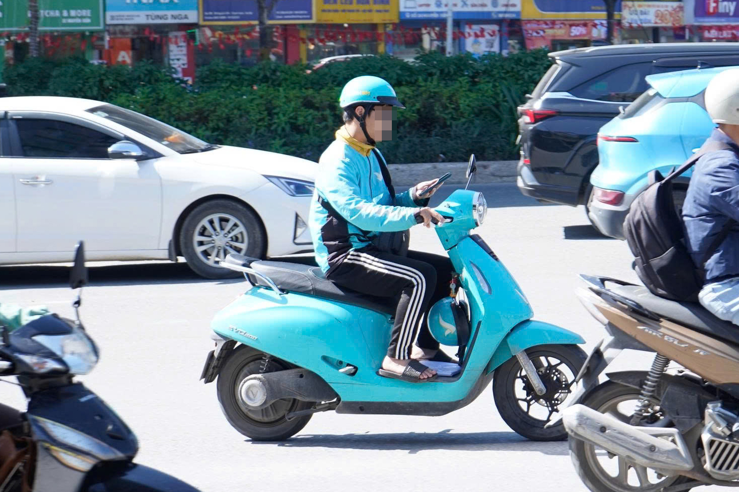 Hà Nội: Nửa ngày, xử phạt 84 tài xế dùng điện thoại khi đi xe máy- Ảnh 2.