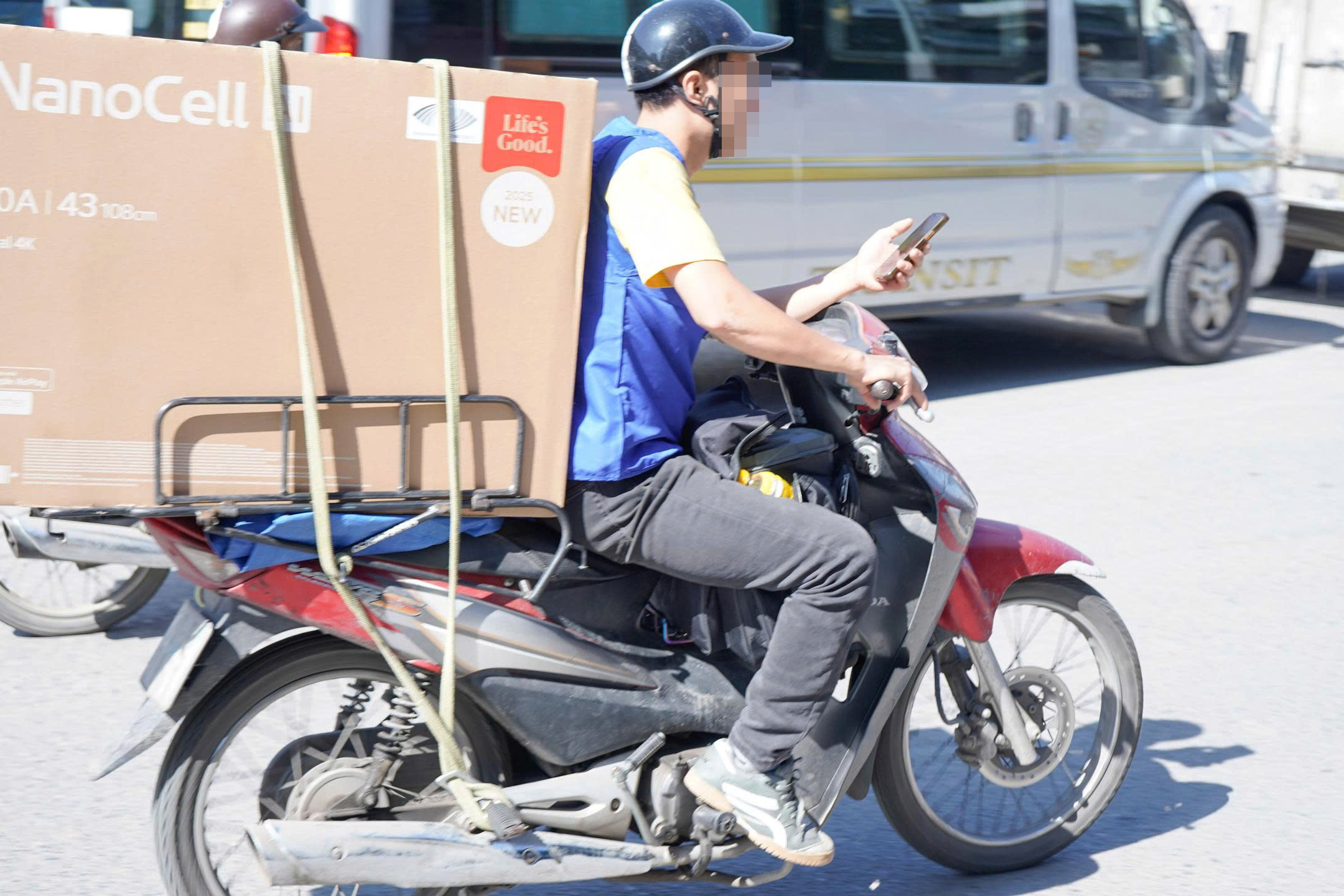 Hà Nội: Nửa ngày, xử phạt 84 tài xế dùng điện thoại khi đi xe máy- Ảnh 3.