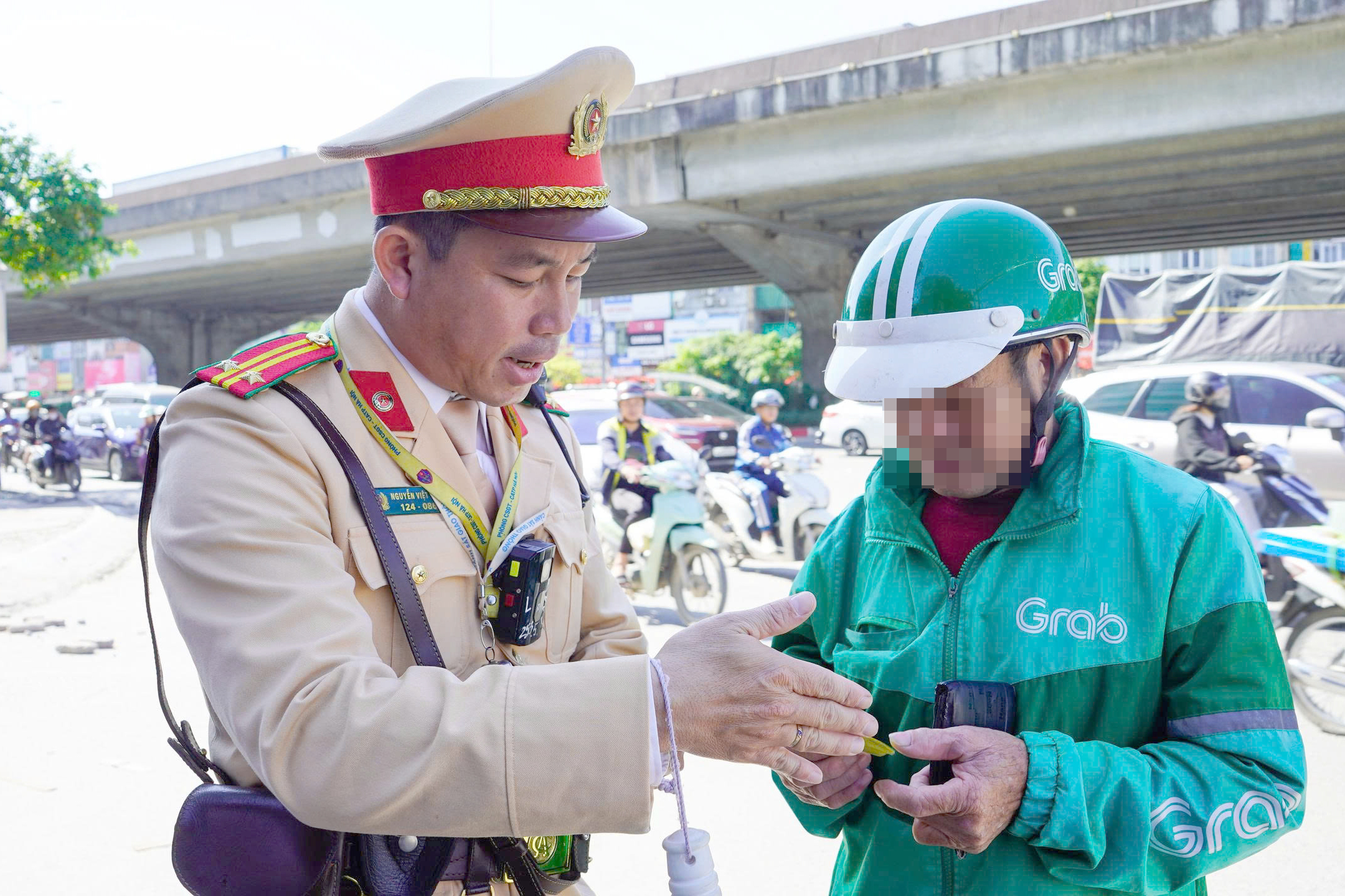 Hà Nội: Nửa ngày, xử phạt 84 tài xế dùng điện thoại khi đi xe máy- Ảnh 12.