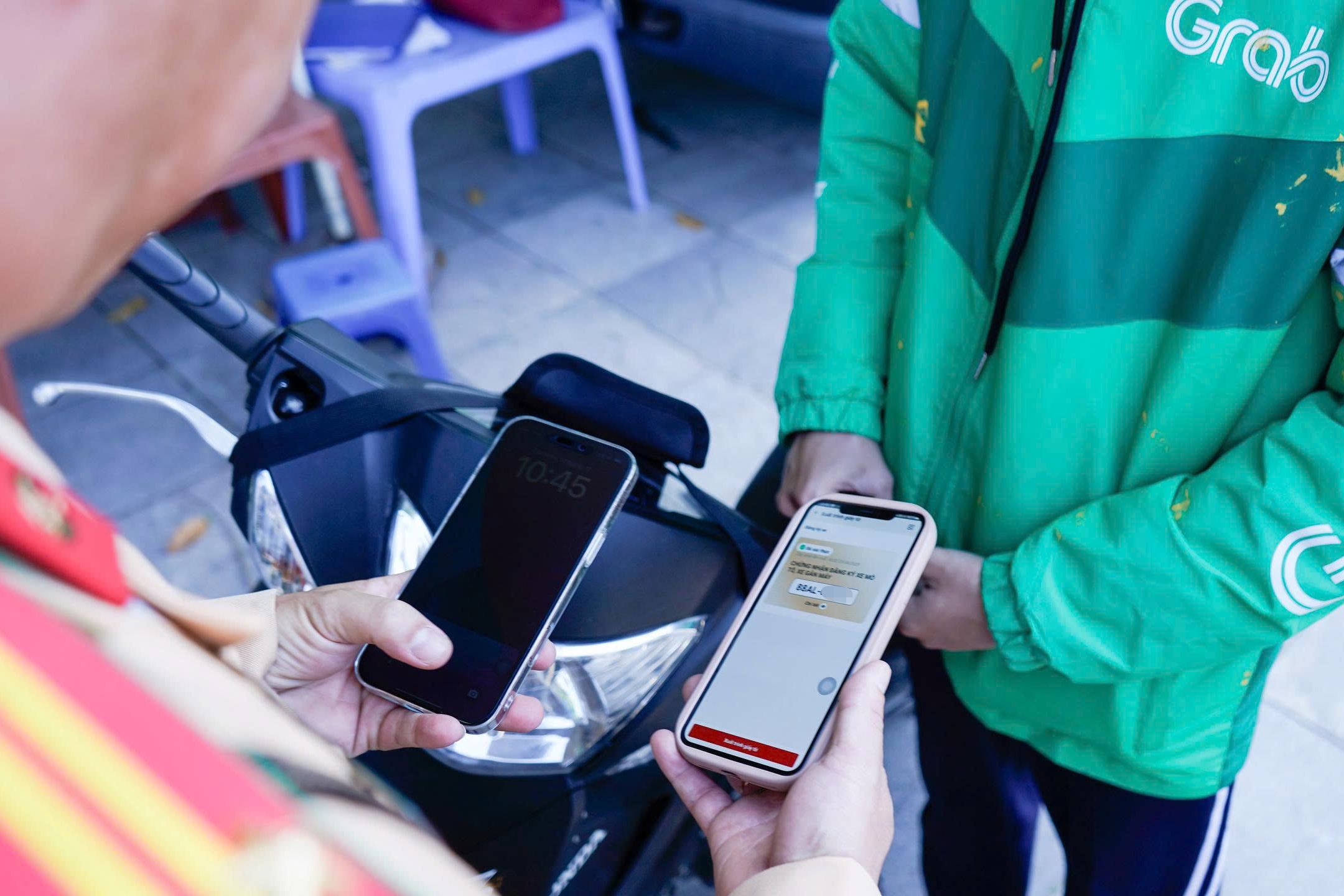 Hà Nội: Nửa ngày, xử phạt 84 tài xế dùng điện thoại khi đi xe máy- Ảnh 13.