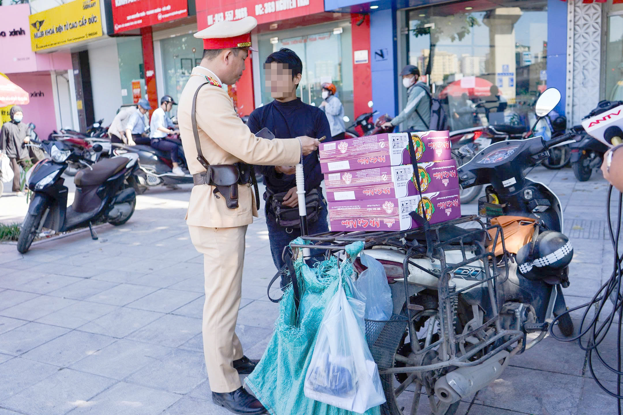 Hà Nội: Nửa ngày, xử phạt 84 tài xế dùng điện thoại khi đi xe máy- Ảnh 8.