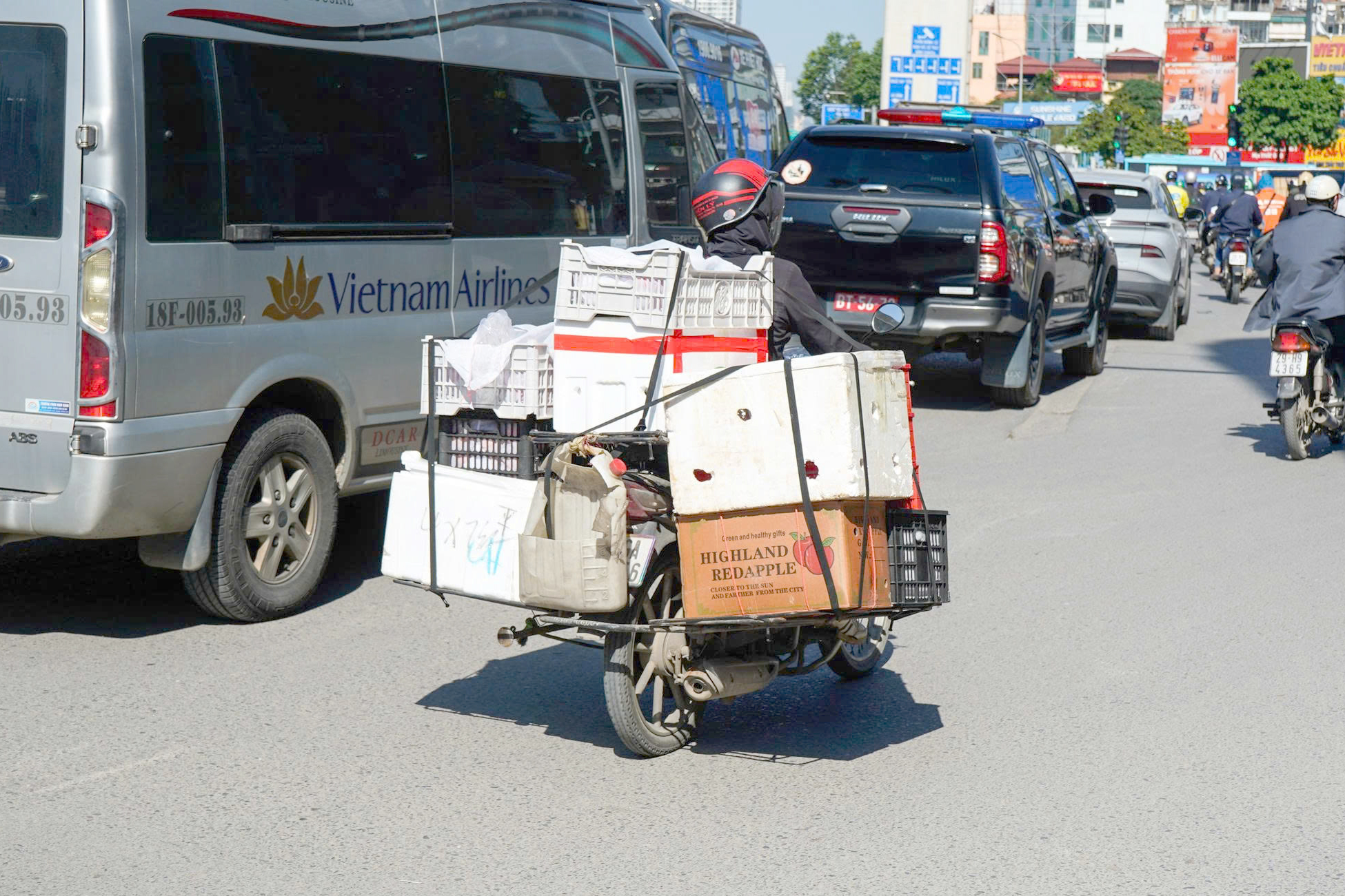 Hà Nội: Nửa ngày, xử phạt 84 tài xế dùng điện thoại khi đi xe máy- Ảnh 5.