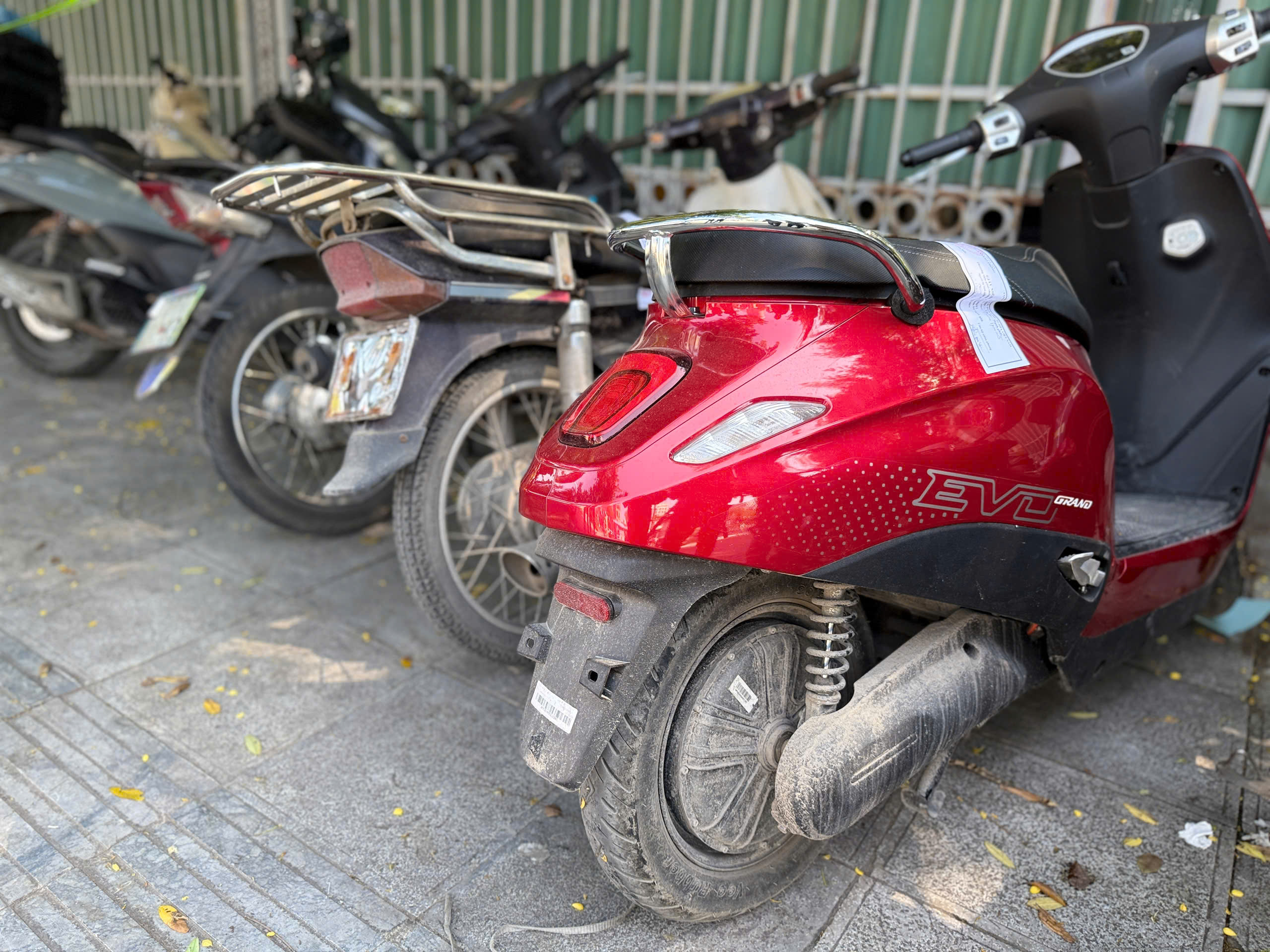 Hà Nội: Nửa ngày, xử phạt 84 tài xế dùng điện thoại khi đi xe máy- Ảnh 11.