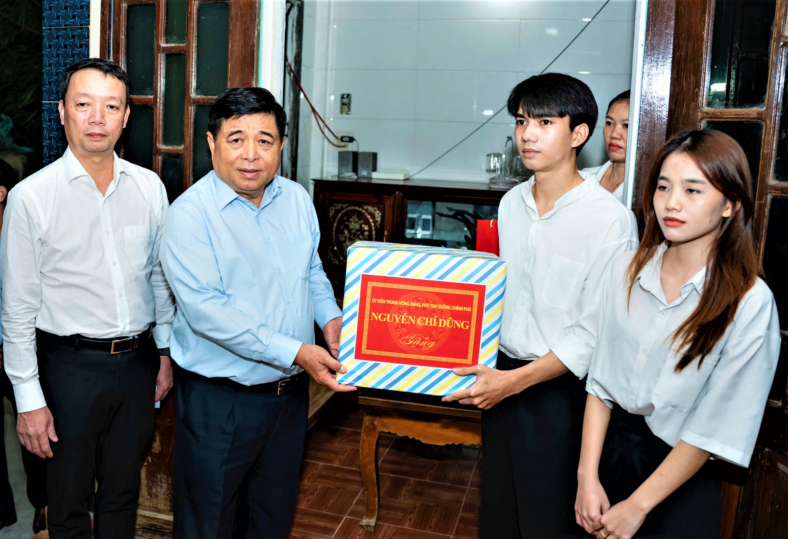 Phó Thủ tướng Nguyễn Chí Dũng: Không để người dân đói rét trong bão lũ, thiên tai- Ảnh 1. Phó Thủ tướng Nguyễn Chí Dũng: Không để người dân đói rét trong bão lũ, thiên tai- Ảnh 1.