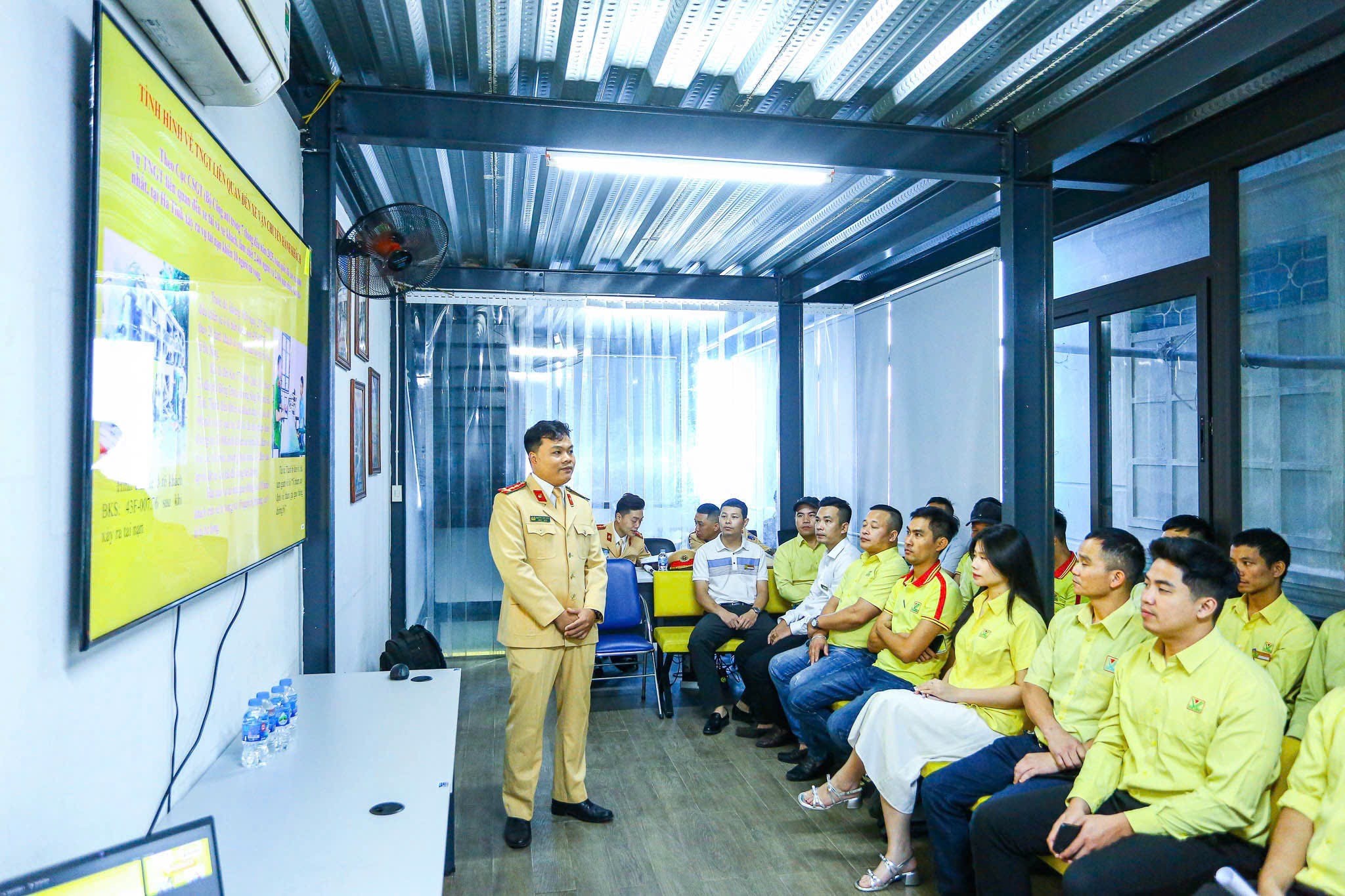 Hà Nội: Tuyên truyền, ký cam kết bảo đảm an toàn vận tải cho tài xế xe khách liên tỉnh- Ảnh 1. Hà Nội: Tuyên truyền, ký cam kết bảo đảm an toàn vận tải cho tài xế xe khách liên tỉnh- Ảnh 1.