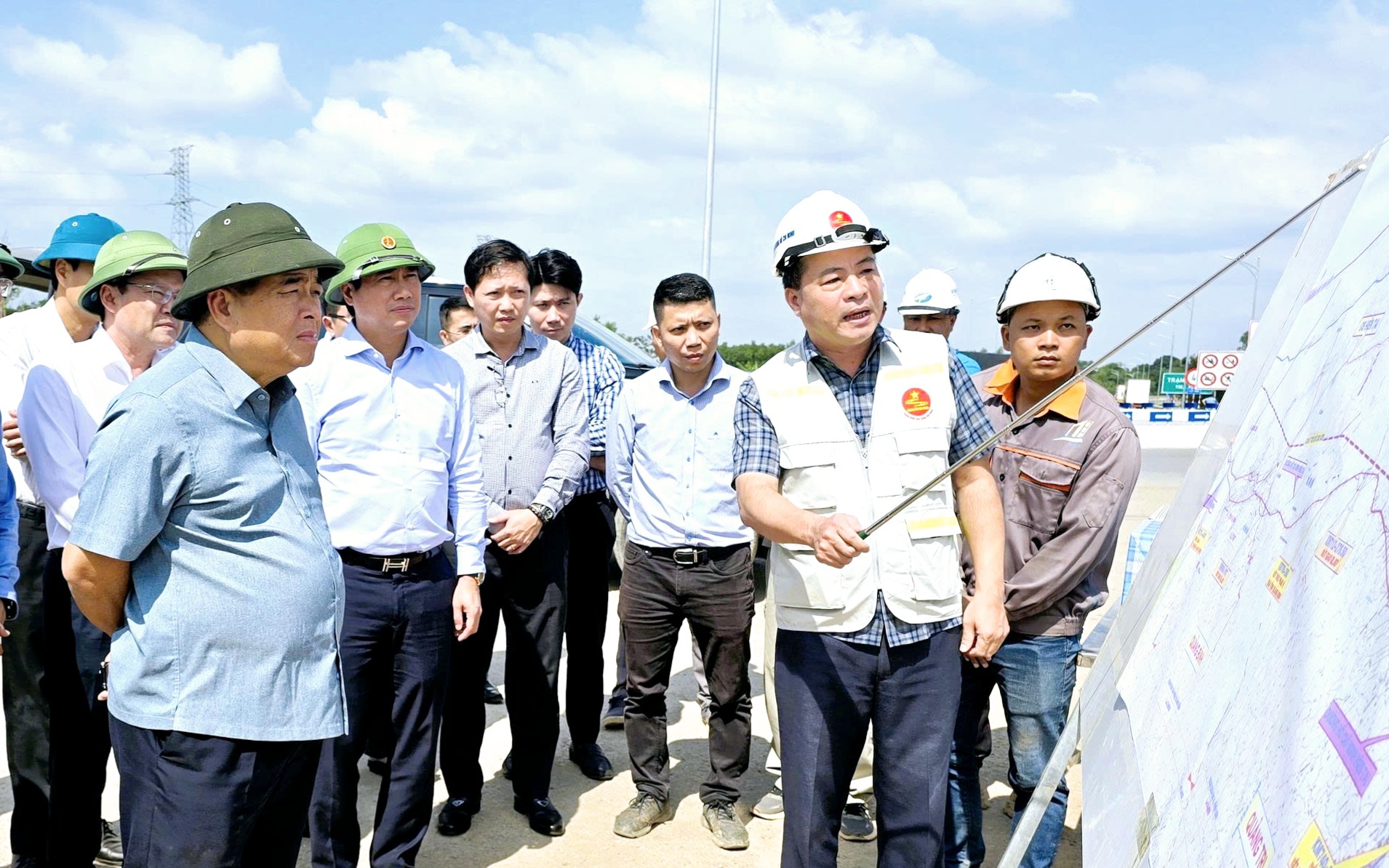 Phê duyệt dự án giải phóng mặt bằng QL15D đoạn cảng Mỹ Thủy đến cao tốc Cam Lộ - La Sơn- Ảnh 4. Phó Thủ tướng Nguyễn Chí Dũng kiểm tra các dự án cao tốc, cảng biển, sân bay ở Quảng Trị