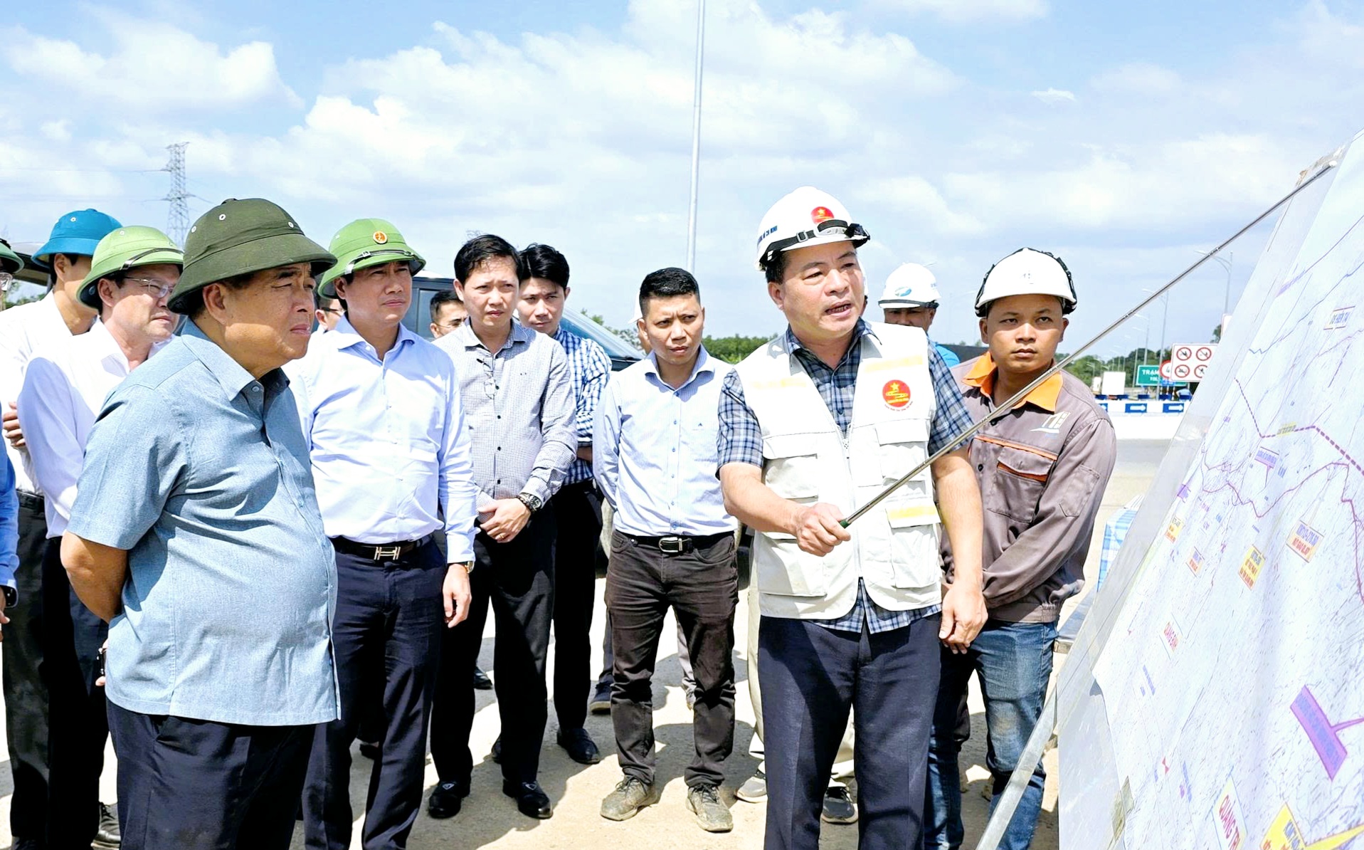 Phó Thủ tướng Nguyễn Chí Dũng kiểm tra các dự án cao tốc, cảng biển, sân bay ở Quảng Trị- Ảnh 1.