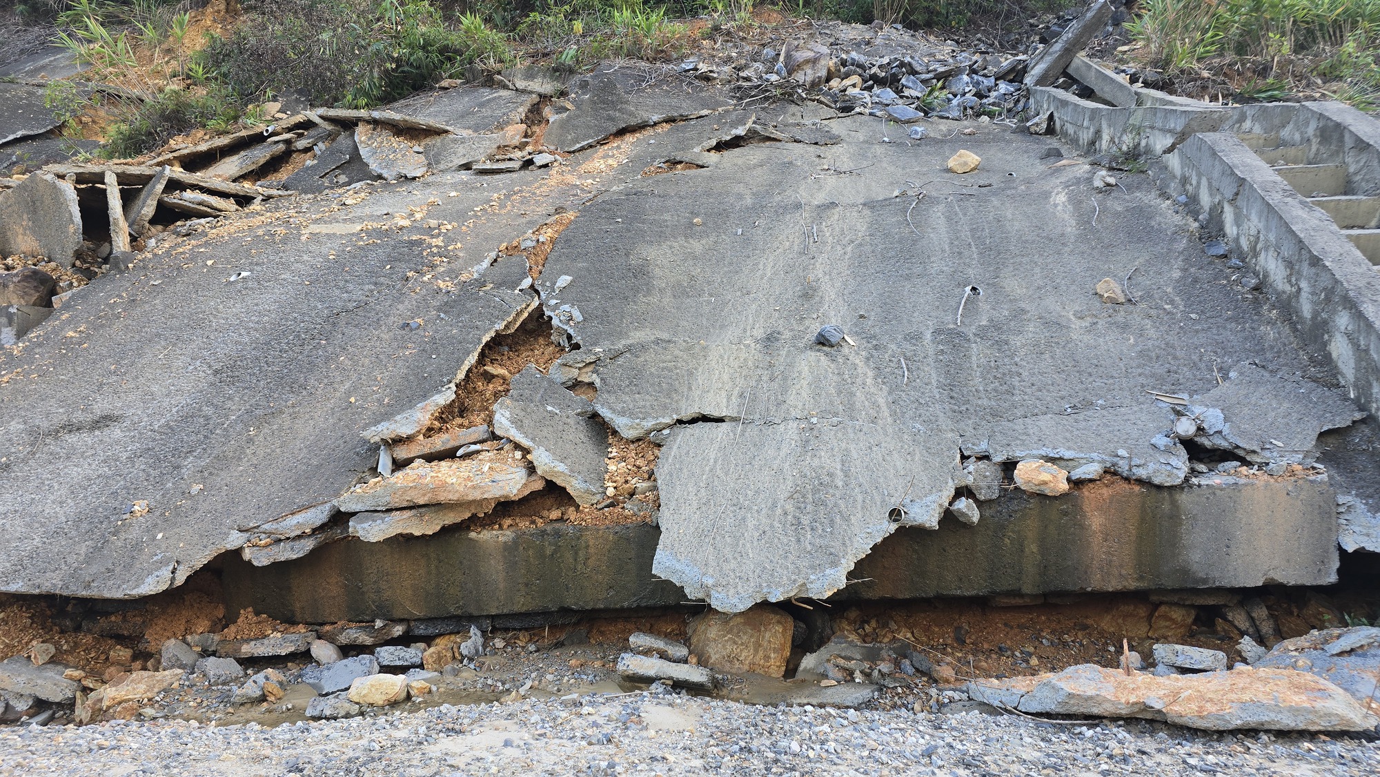 Nghiên cứu làm cầu cạn tại nơi nứt mặt đường cao tốc La Sơn - Hòa Liên- Ảnh 7.