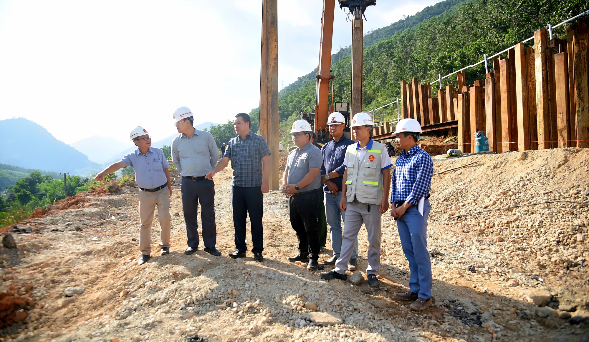 Nghiên cứu làm cầu cạn tại nơi nứt mặt đường cao tốc La Sơn - Hòa Liên- Ảnh 3.