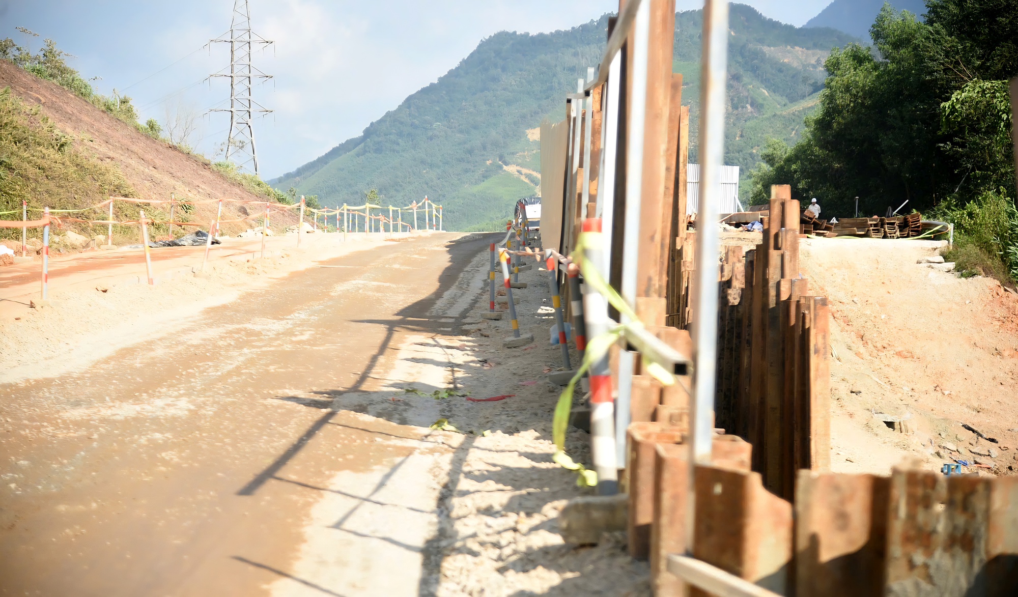 Nghiên cứu làm cầu cạn tại nơi nứt mặt đường cao tốc La Sơn - Hòa Liên- Ảnh 4.