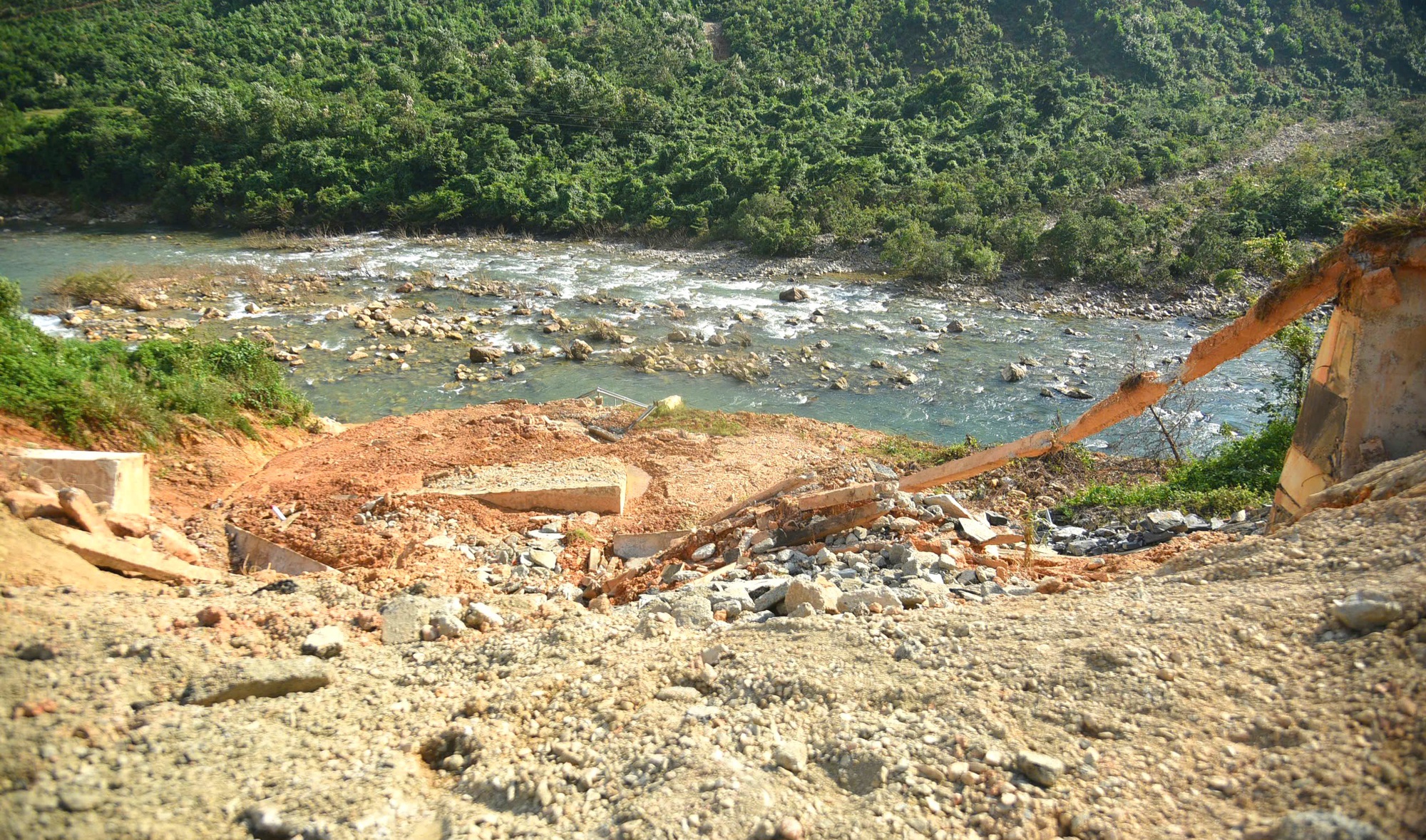 Nghiên cứu làm cầu cạn tại nơi nứt mặt đường cao tốc La Sơn - Hòa Liên- Ảnh 6.