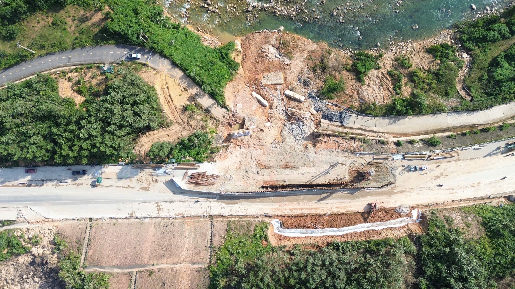 Nghiên cứu làm cầu cạn tại nơi nứt mặt đường cao tốc La Sơn - Hòa Liên- Ảnh 2.