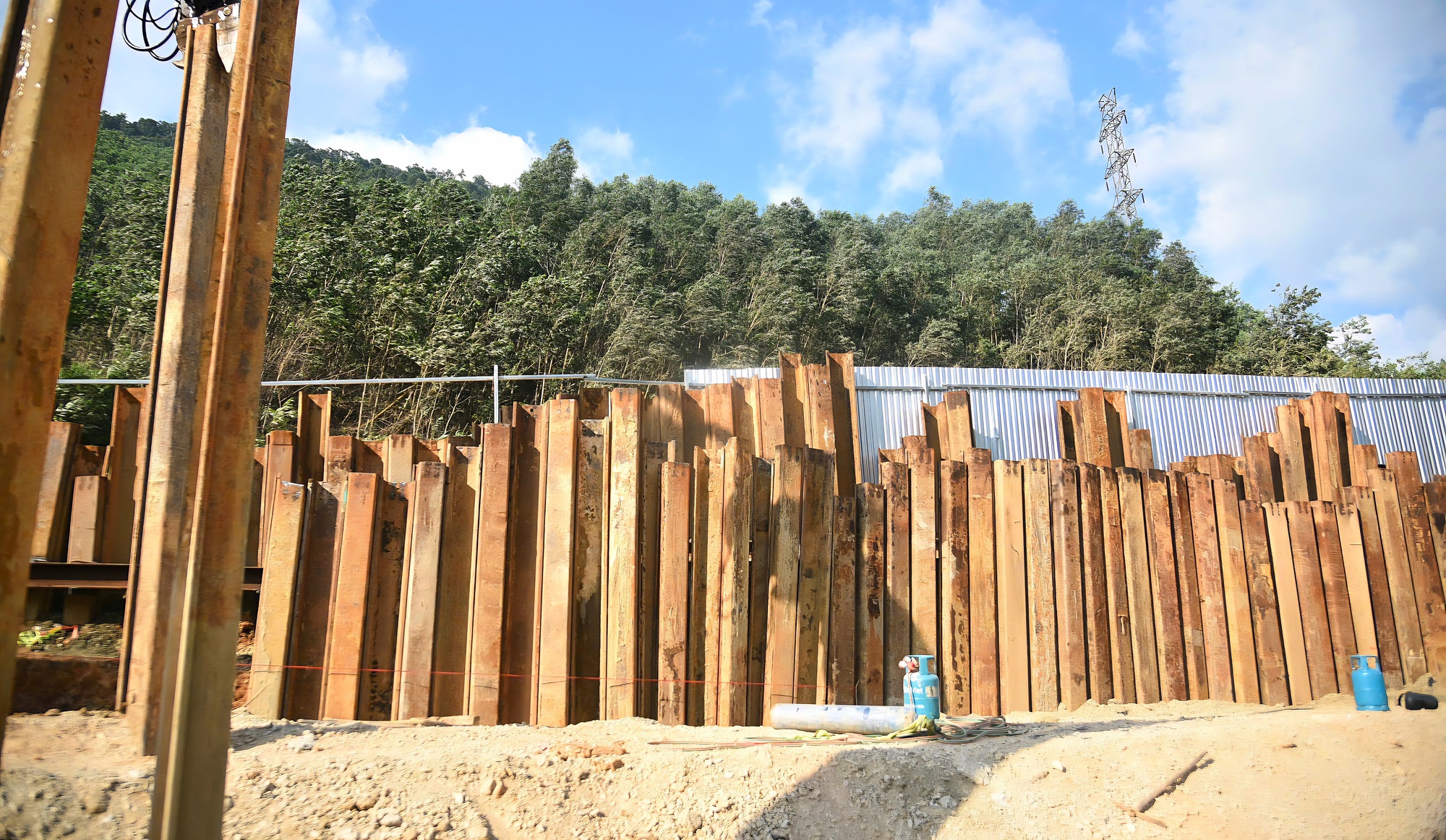 Nghiên cứu làm cầu cạn tại nơi nứt mặt đường cao tốc La Sơn - Hòa Liên- Ảnh 5.