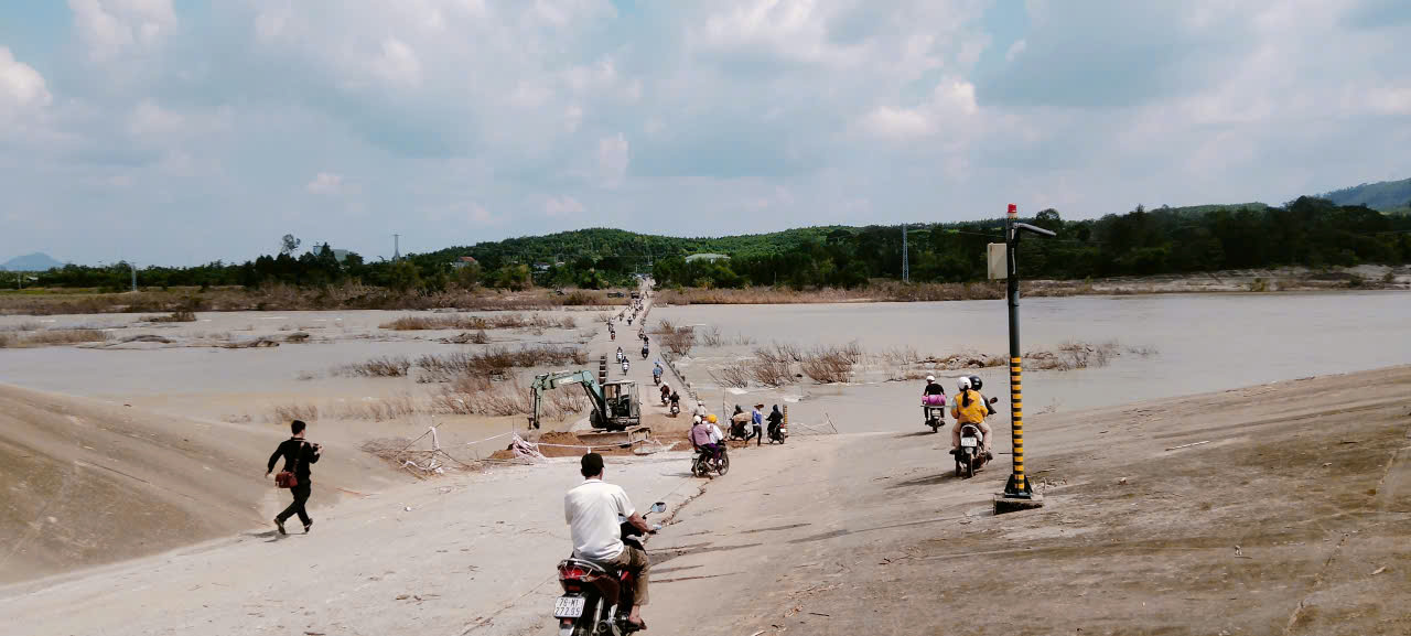 Quảng Ngãi: Khắc phục hư hỏng, thông xe cầu tràn Thạch Nham- Ảnh 1.