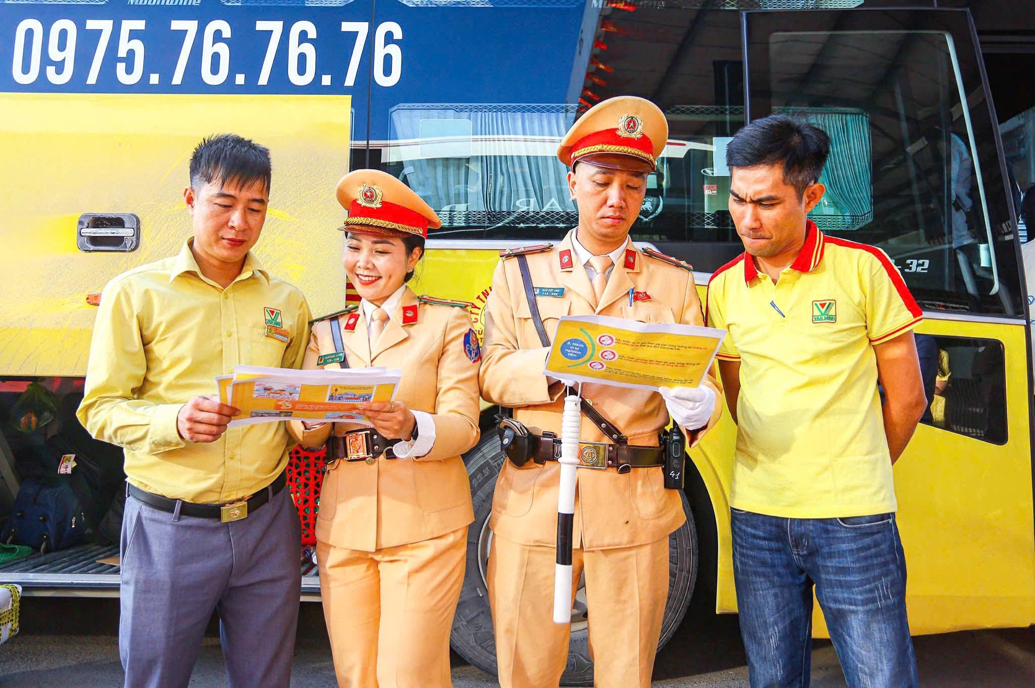 Hà Nội: Tuyên truyền, ký cam kết bảo đảm an toàn vận tải cho tài xế xe khách liên tỉnh- Ảnh 2. Hà Nội: Tuyên truyền, ký cam kết bảo đảm an toàn vận tải cho tài xế xe khách liên tỉnh- Ảnh 2.