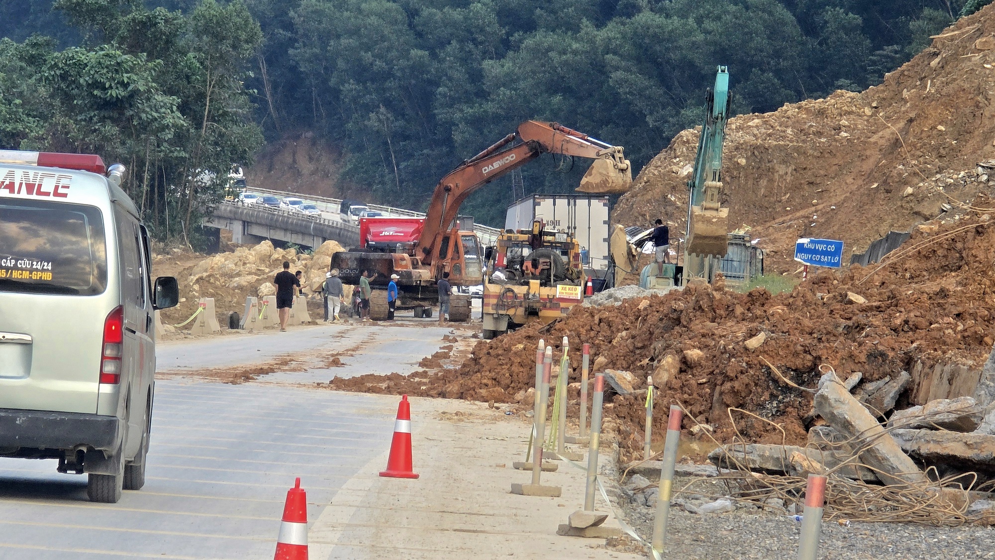 Nghiên cứu làm cầu cạn tại nơi nứt mặt đường cao tốc La Sơn - Hòa Liên- Ảnh 8.