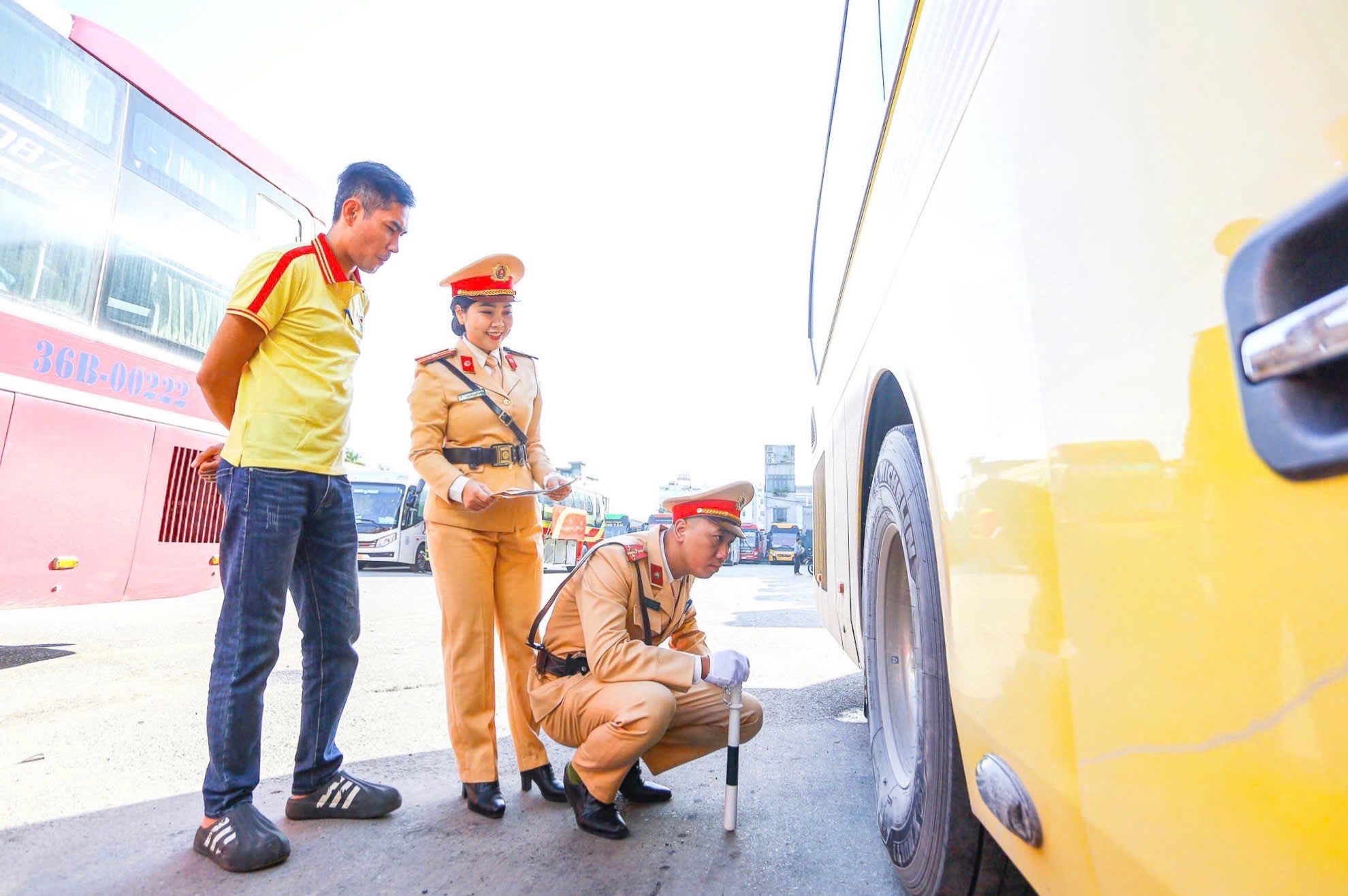 Hà Nội: Tuyên truyền, ký cam kết bảo đảm an toàn vận tải cho tài xế xe khách liên tỉnh- Ảnh 3. Hà Nội: Tuyên truyền, ký cam kết bảo đảm an toàn vận tải cho tài xế xe khách liên tỉnh- Ảnh 3.