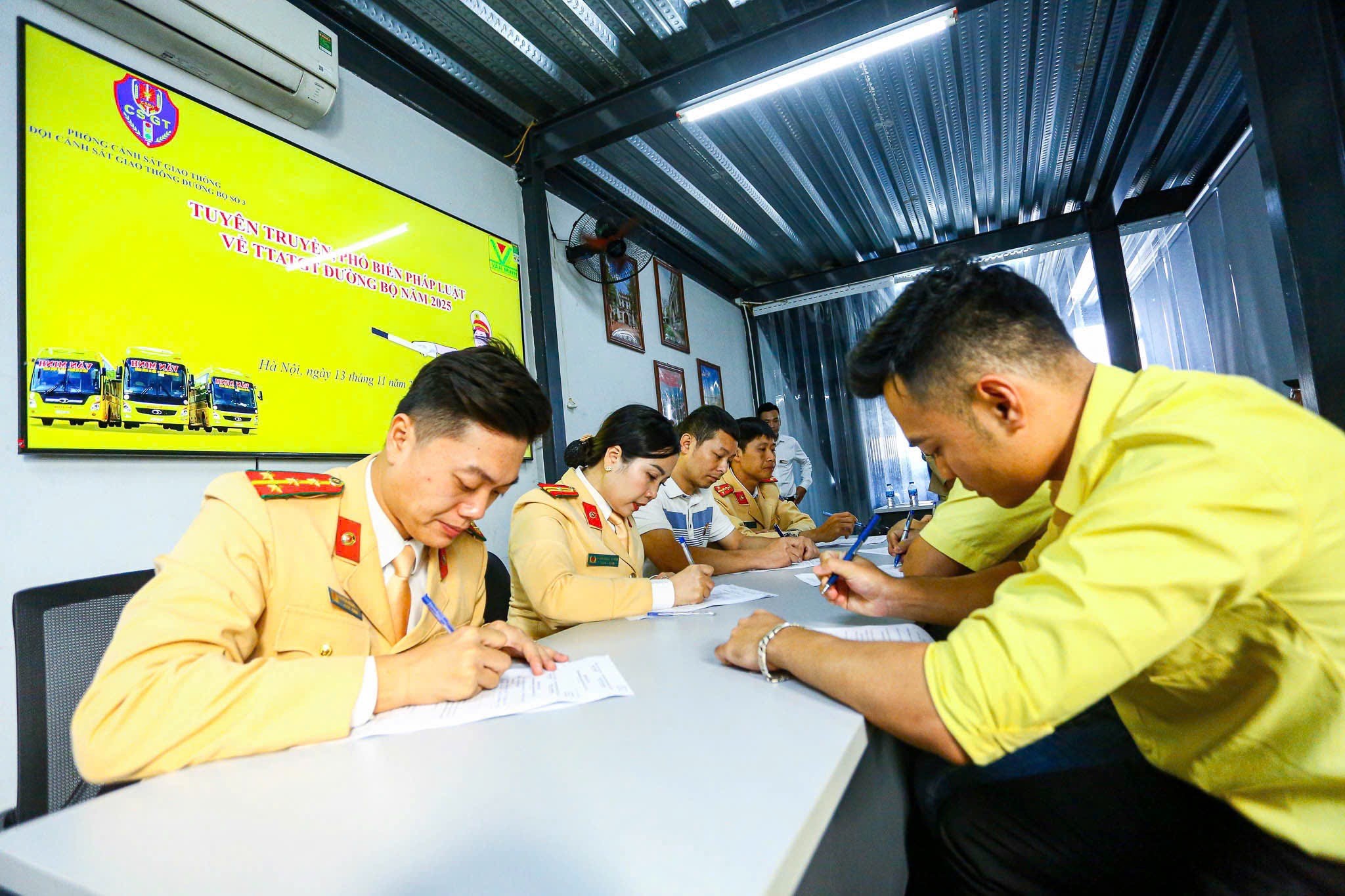 Hà Nội: Tuyên truyền, ký cam kết bảo đảm an toàn vận tải cho tài xế xe khách liên tỉnh- Ảnh 5. Hà Nội: Tuyên truyền, ký cam kết bảo đảm an toàn vận tải cho tài xế xe khách liên tỉnh- Ảnh 5.