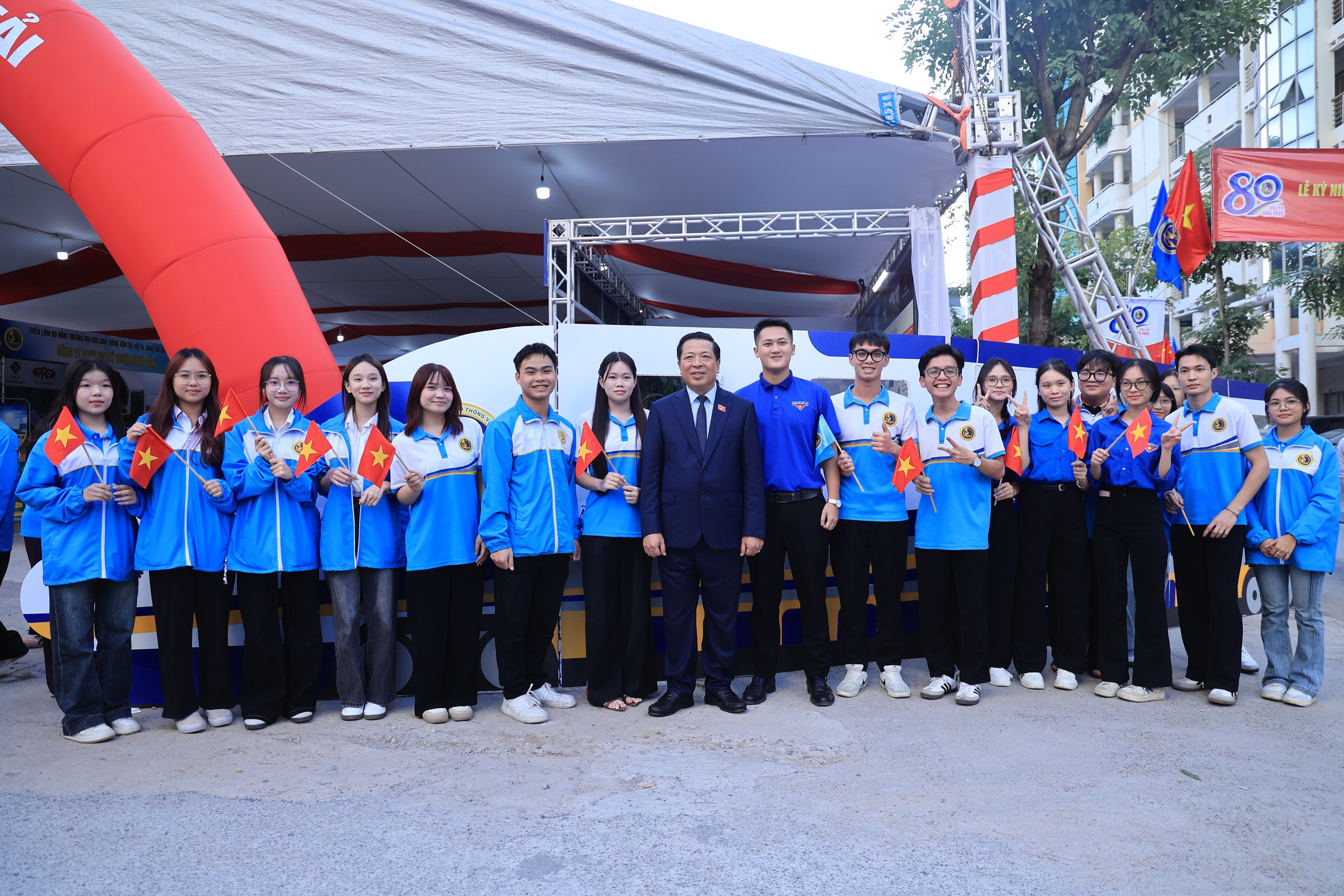 Bộ trưởng Trần Hồng Minh thăm triển lãm 80 năm Trường Đại học GTVT- Ảnh 16. Bộ trưởng Trần Hồng Minh thăm triển lãm 80 năm Trường Đại học GTVT- Ảnh 16.