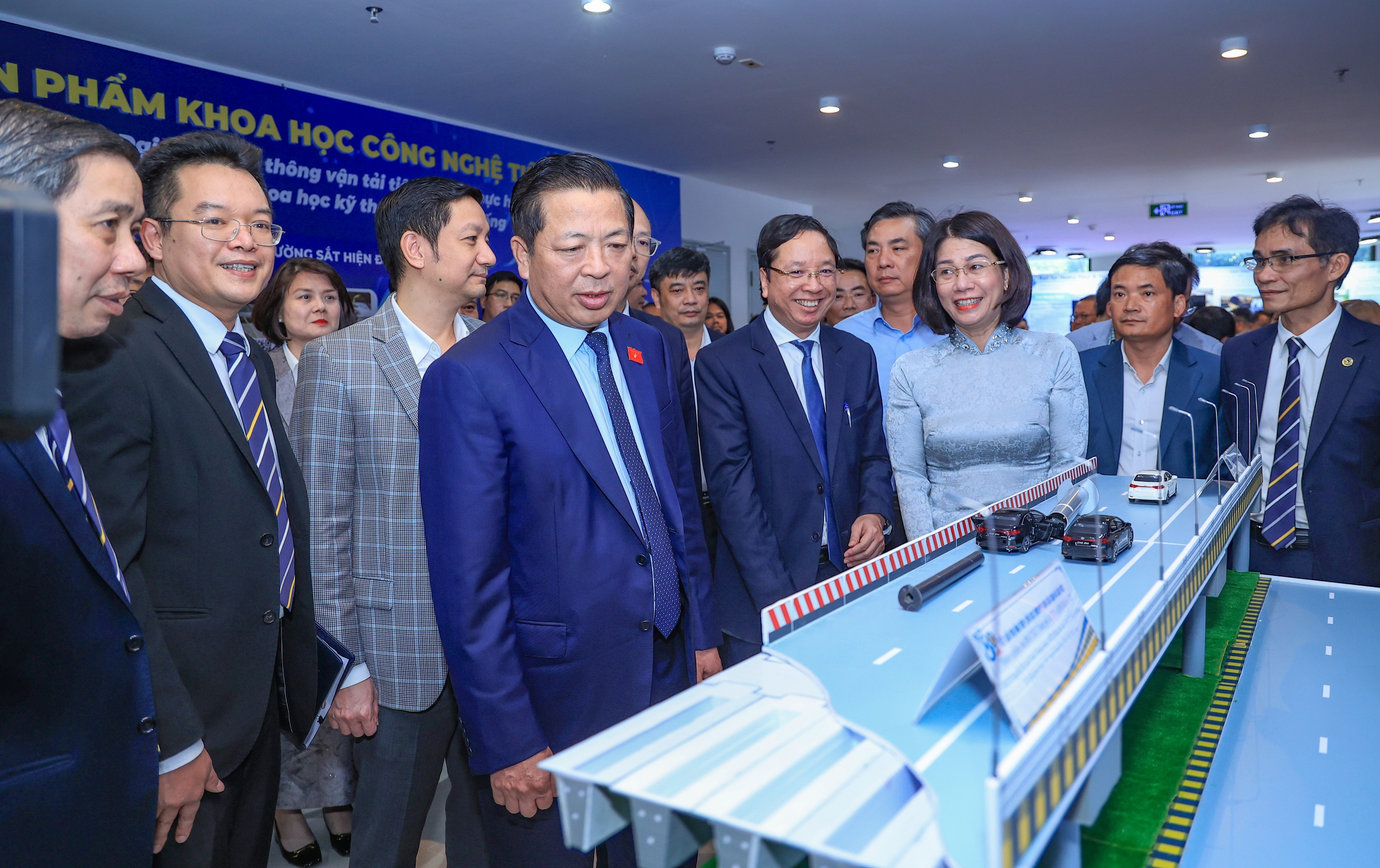 Bộ trưởng Trần Hồng Minh thăm triển lãm 80 năm Trường Đại học GTVT- Ảnh 2. Bộ trưởng Trần Hồng Minh thăm triển lãm 80 năm Trường Đại học GTVT- Ảnh 2.