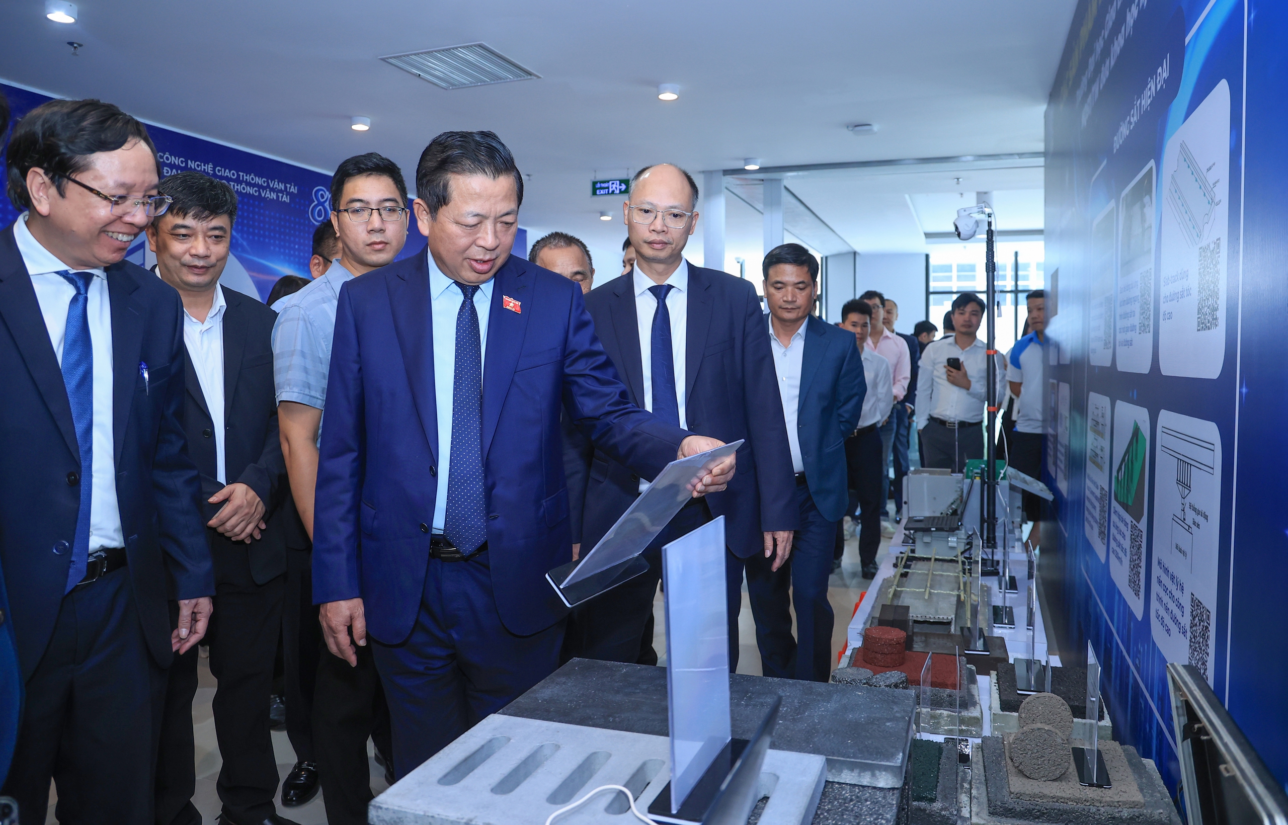 Bộ trưởng Trần Hồng Minh thăm triển lãm 80 năm Trường Đại học GTVT- Ảnh 3. Bộ trưởng Trần Hồng Minh thăm triển lãm 80 năm Trường Đại học GTVT- Ảnh 3.