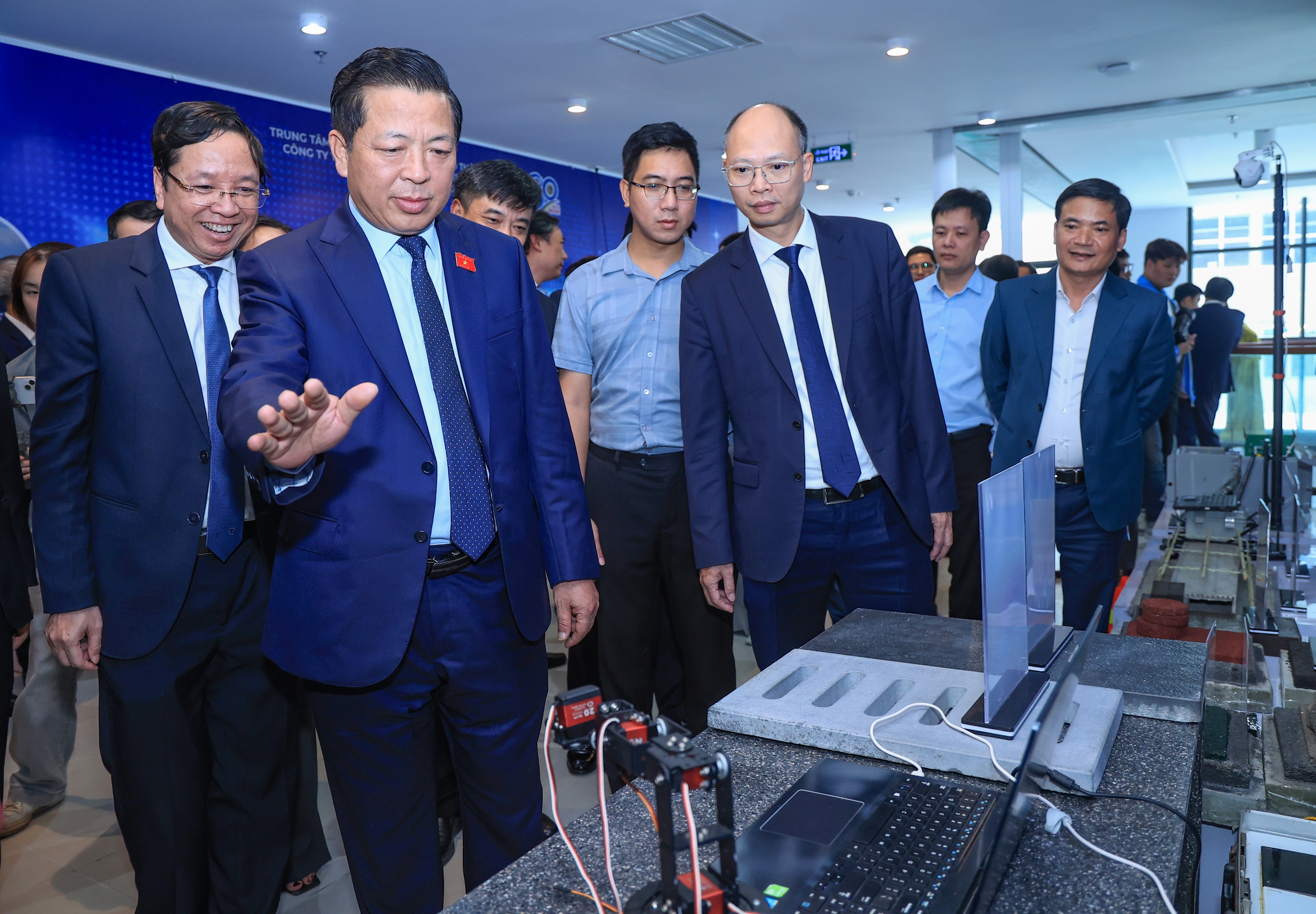 Bộ trưởng Trần Hồng Minh thăm triển lãm 80 năm Trường Đại học GTVT- Ảnh 4. Bộ trưởng Trần Hồng Minh thăm triển lãm 80 năm Trường Đại học GTVT- Ảnh 4.