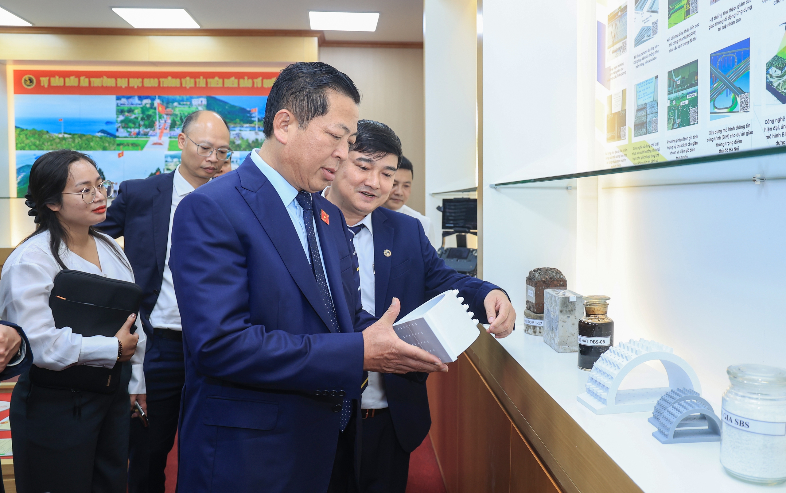 Bộ trưởng Trần Hồng Minh thăm triển lãm 80 năm Trường Đại học GTVT- Ảnh 7. Bộ trưởng Trần Hồng Minh thăm triển lãm 80 năm Trường Đại học GTVT- Ảnh 7.